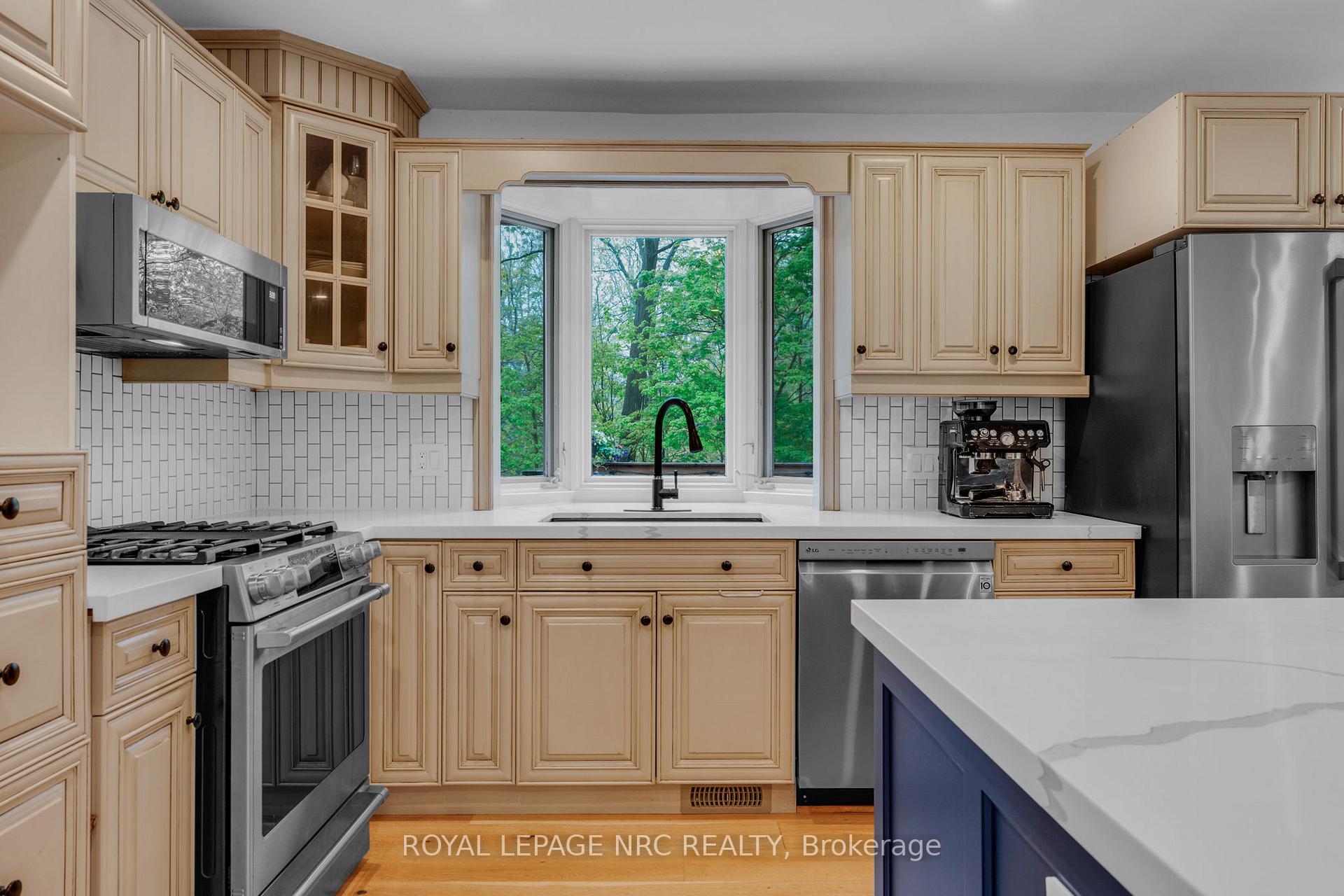Photo 8 of 75 Alexandra Boulevard, St. Catharines, Secord Woods — HOMEH