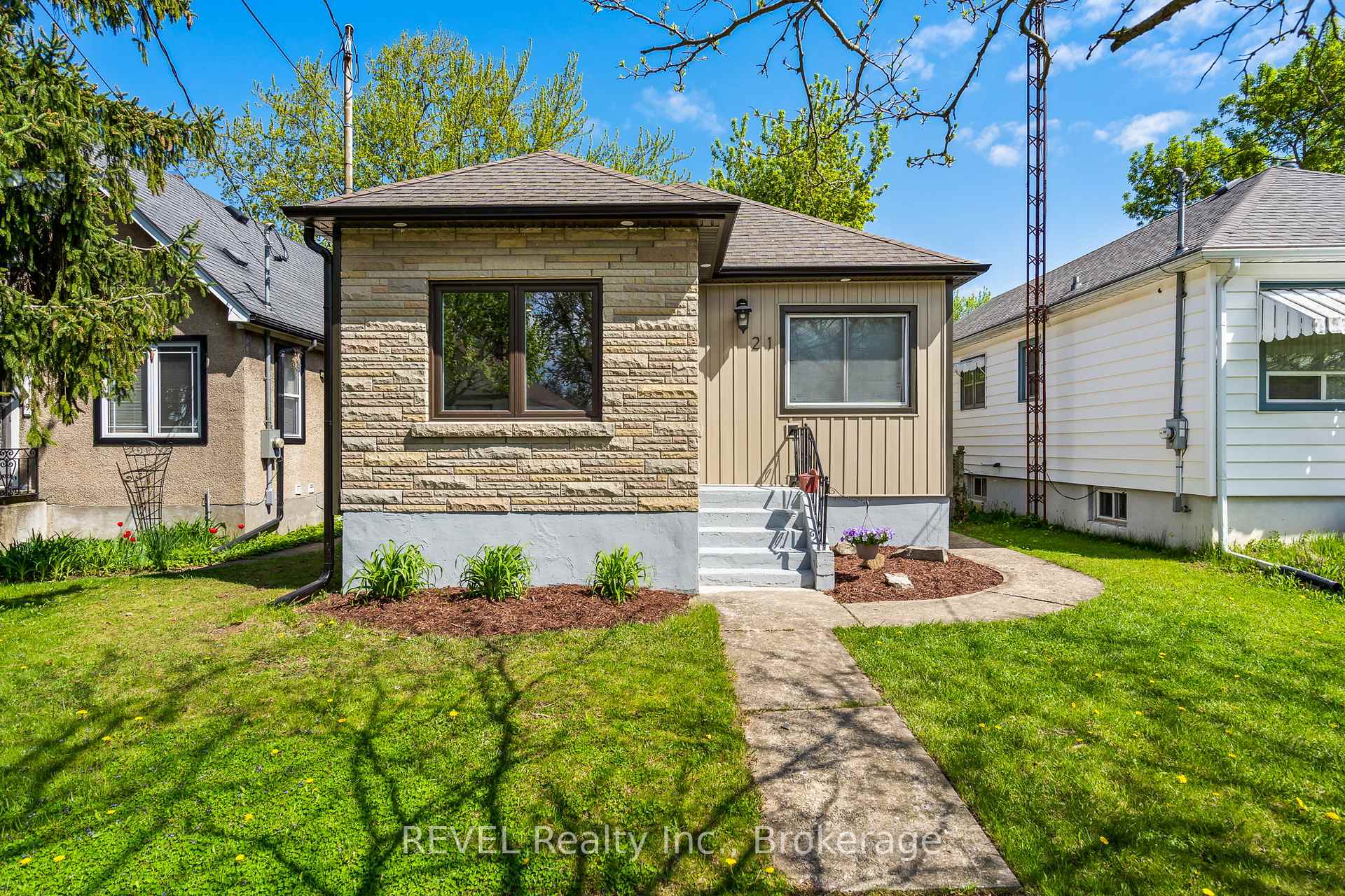 Photo 3 of 21 Hamilton Street, St. Catharines, Western Hill — HOMEH