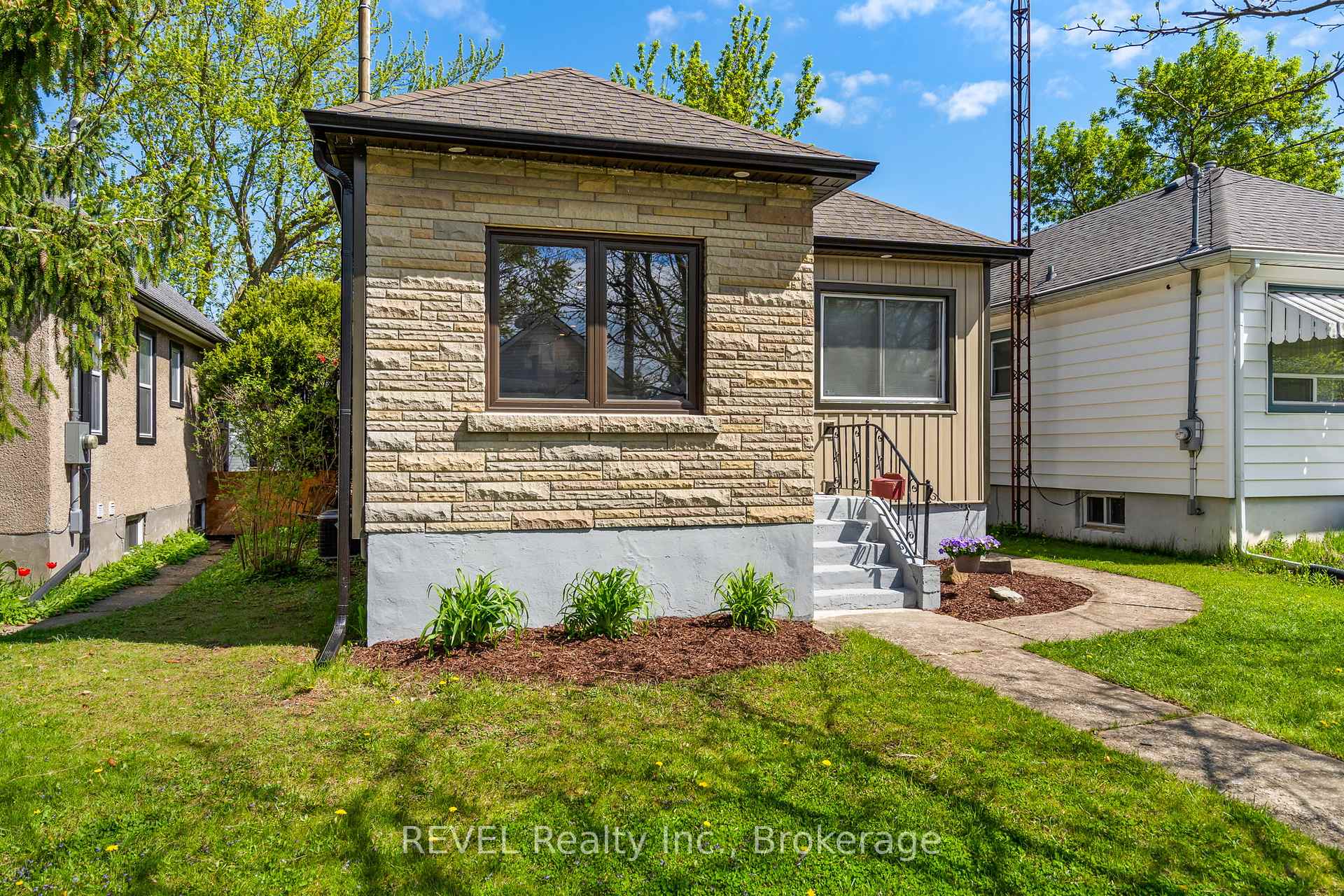 Photo 5 of 21 Hamilton Street, St. Catharines, Western Hill — HOMEH