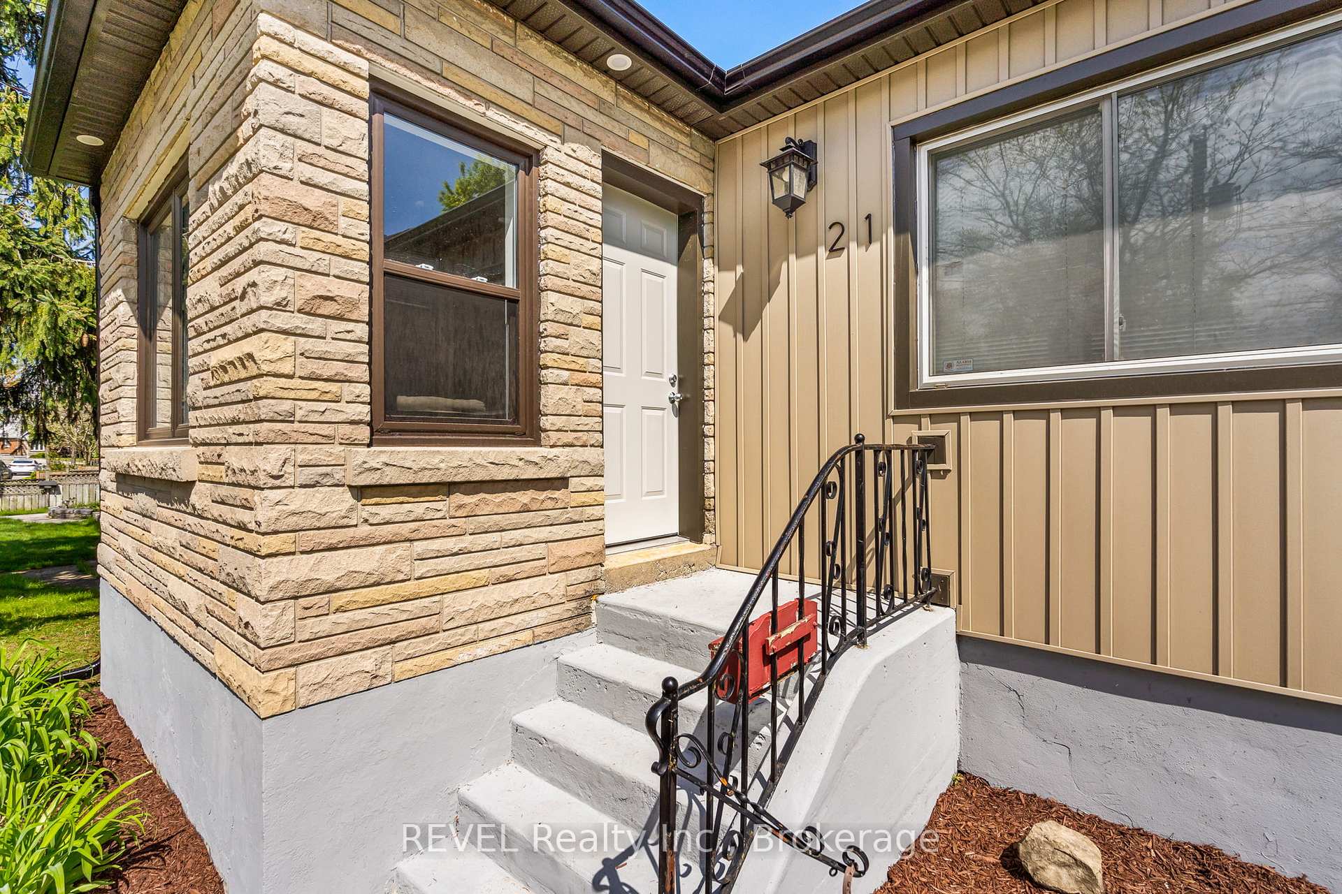 Photo 2 of 21 Hamilton Street, St. Catharines, Western Hill — HOMEH