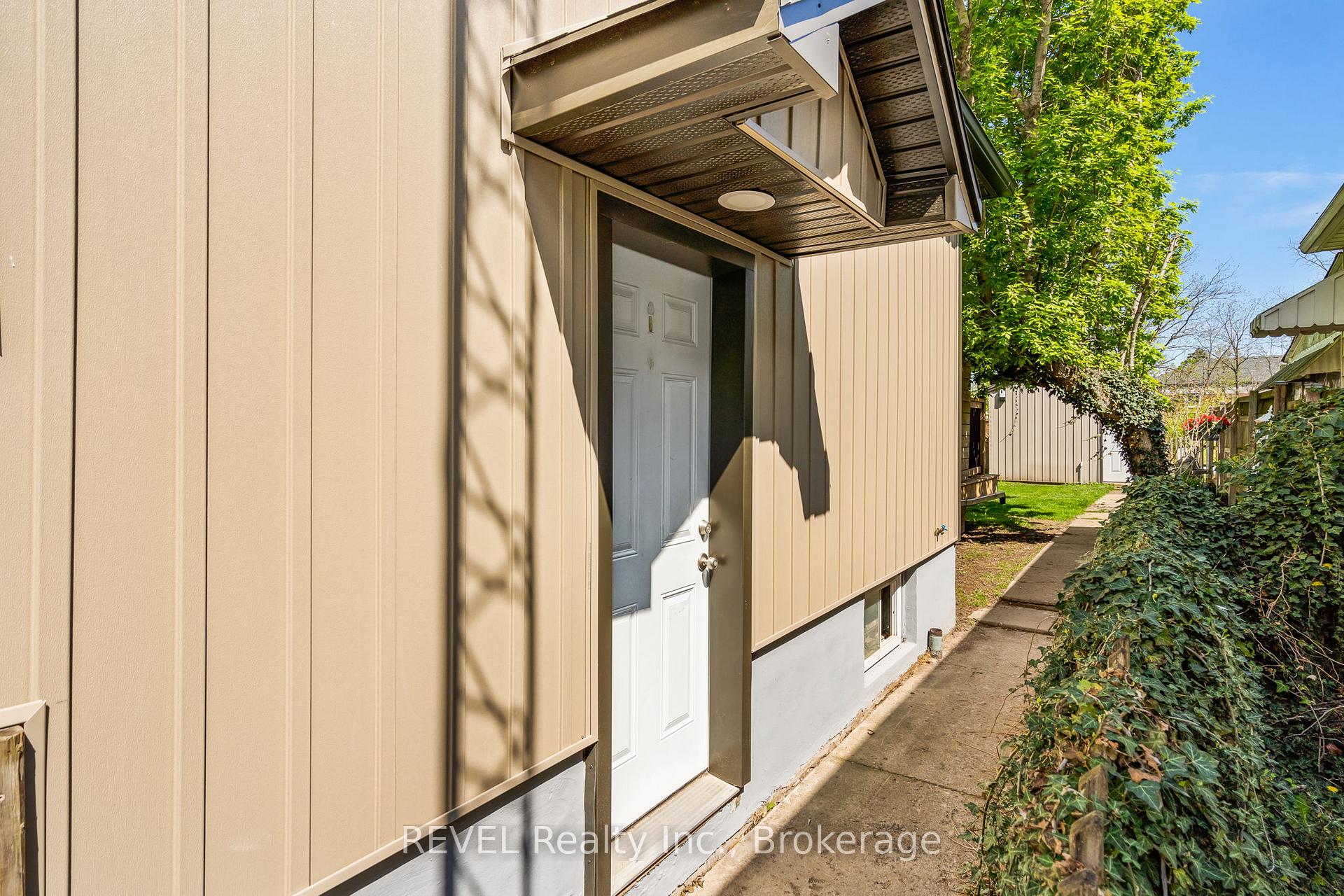 Photo 4 of 21 Hamilton Street, St. Catharines, Western Hill — HOMEH