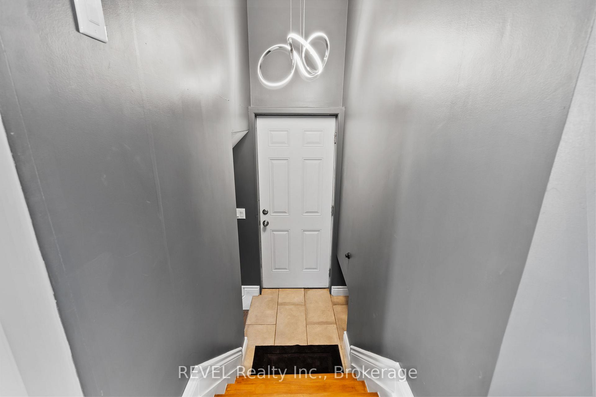 Photo 11 of 21 Hamilton Street, St. Catharines, Western Hill — HOMEH