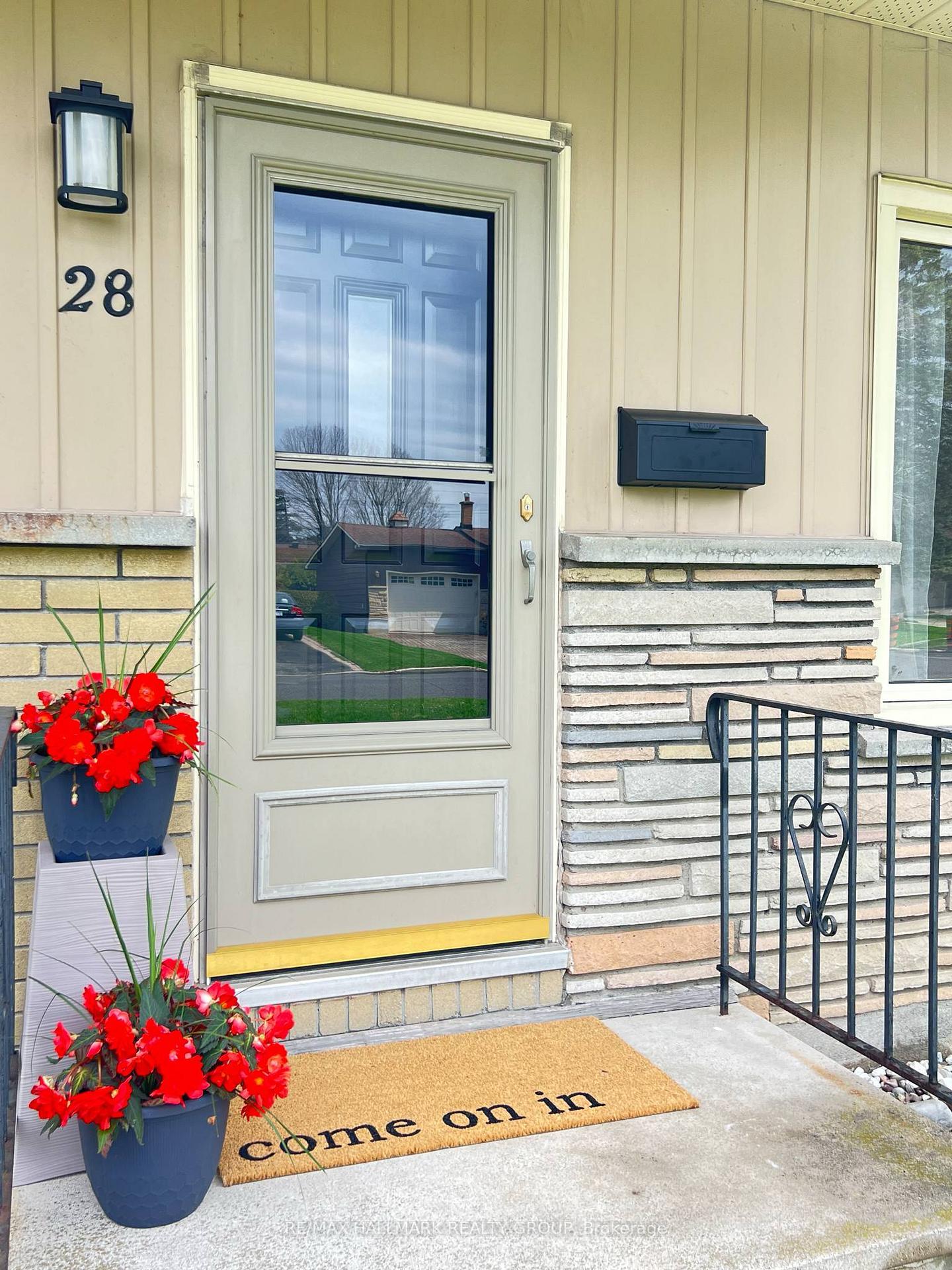 Photo 11 of 28 Kirkstall Avenue, Ottawa, Manordale — HOMEH