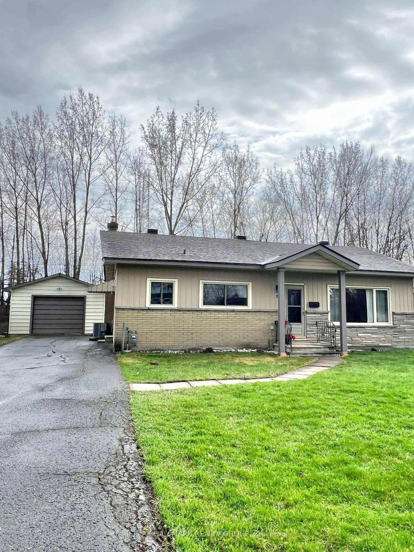 Photo 6 of 28 Kirkstall Avenue, Ottawa, Manordale — HOMEH