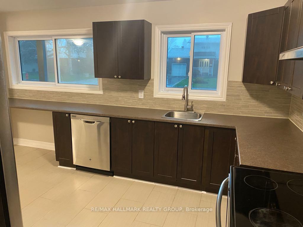 Photo 10 of 28 Kirkstall Avenue, Ottawa, Manordale — HOMEH