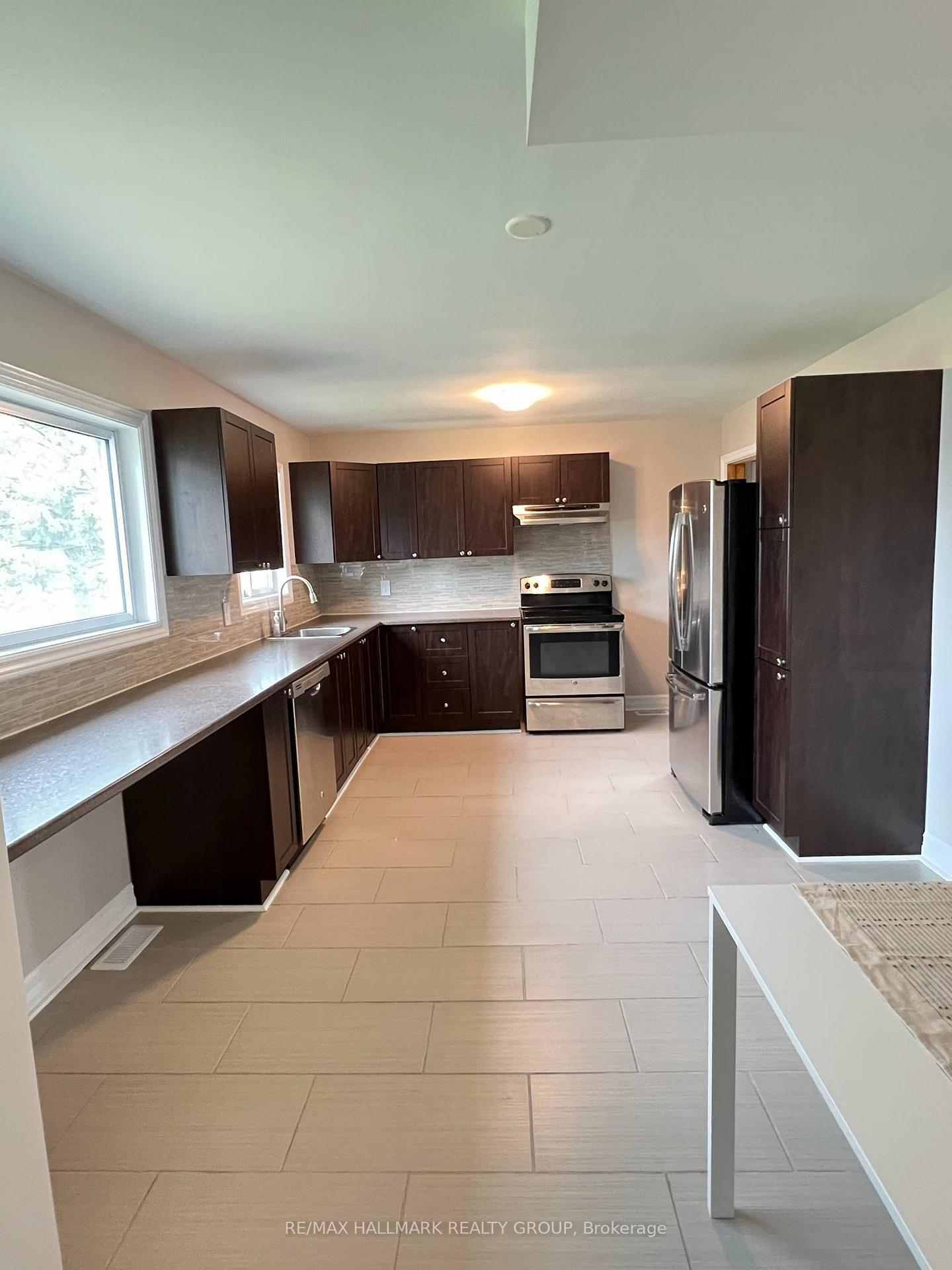 Photo 12 of 28 Kirkstall Avenue, Ottawa, Manordale — HOMEH