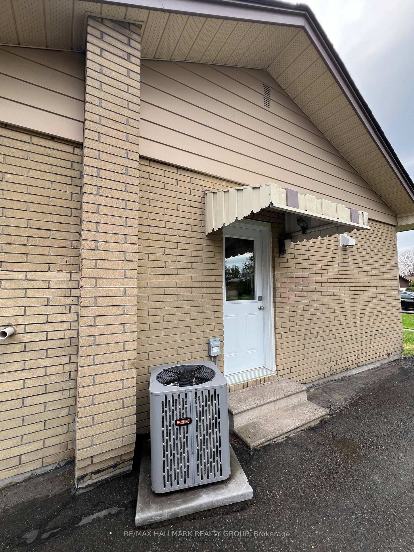 Photo 20 of 28 Kirkstall Avenue, Ottawa, Manordale — HOMEH