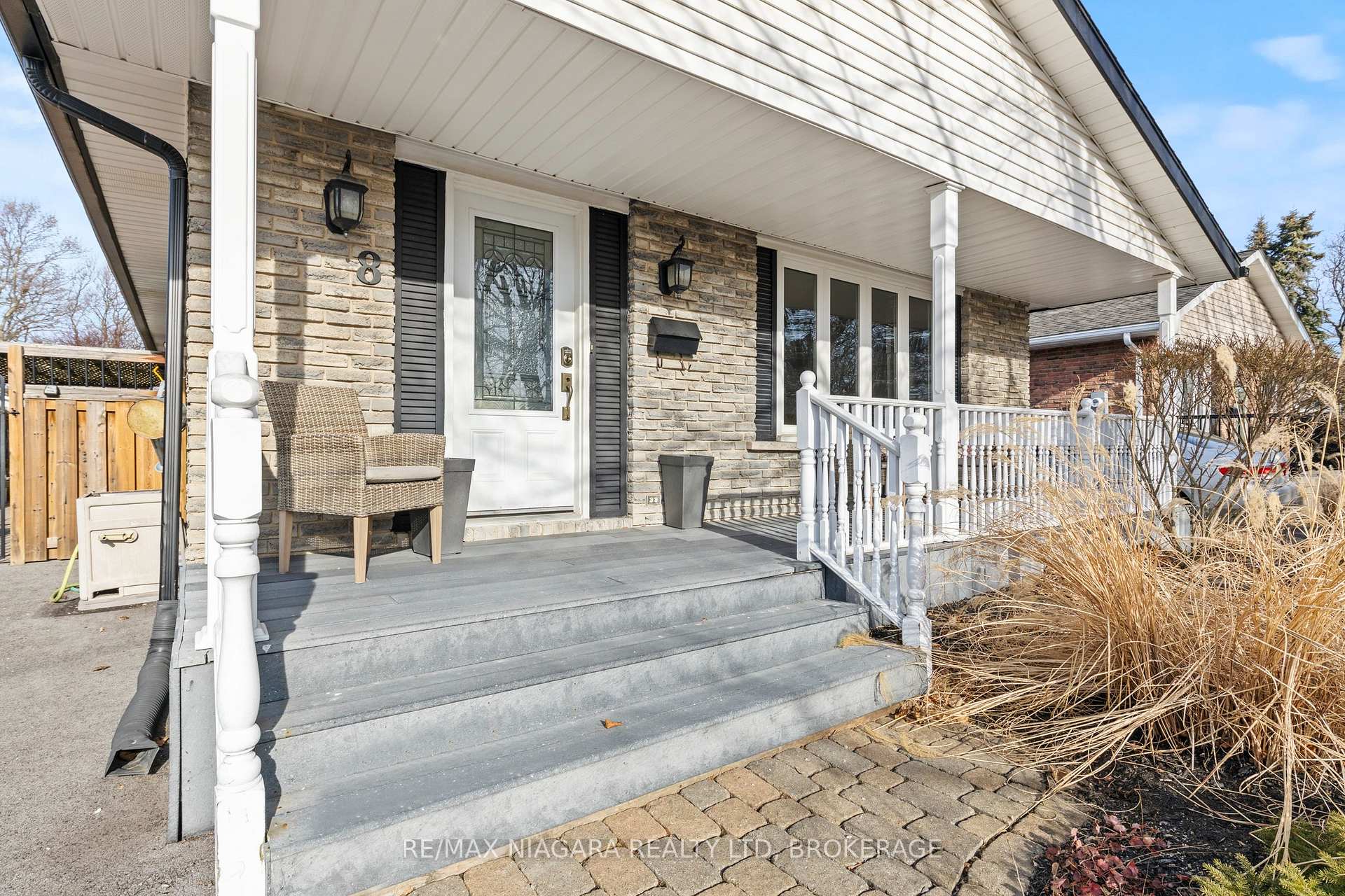 Photo 1 of 8 Carousel Circle, St. Catharines, Lakeport — HOMEH