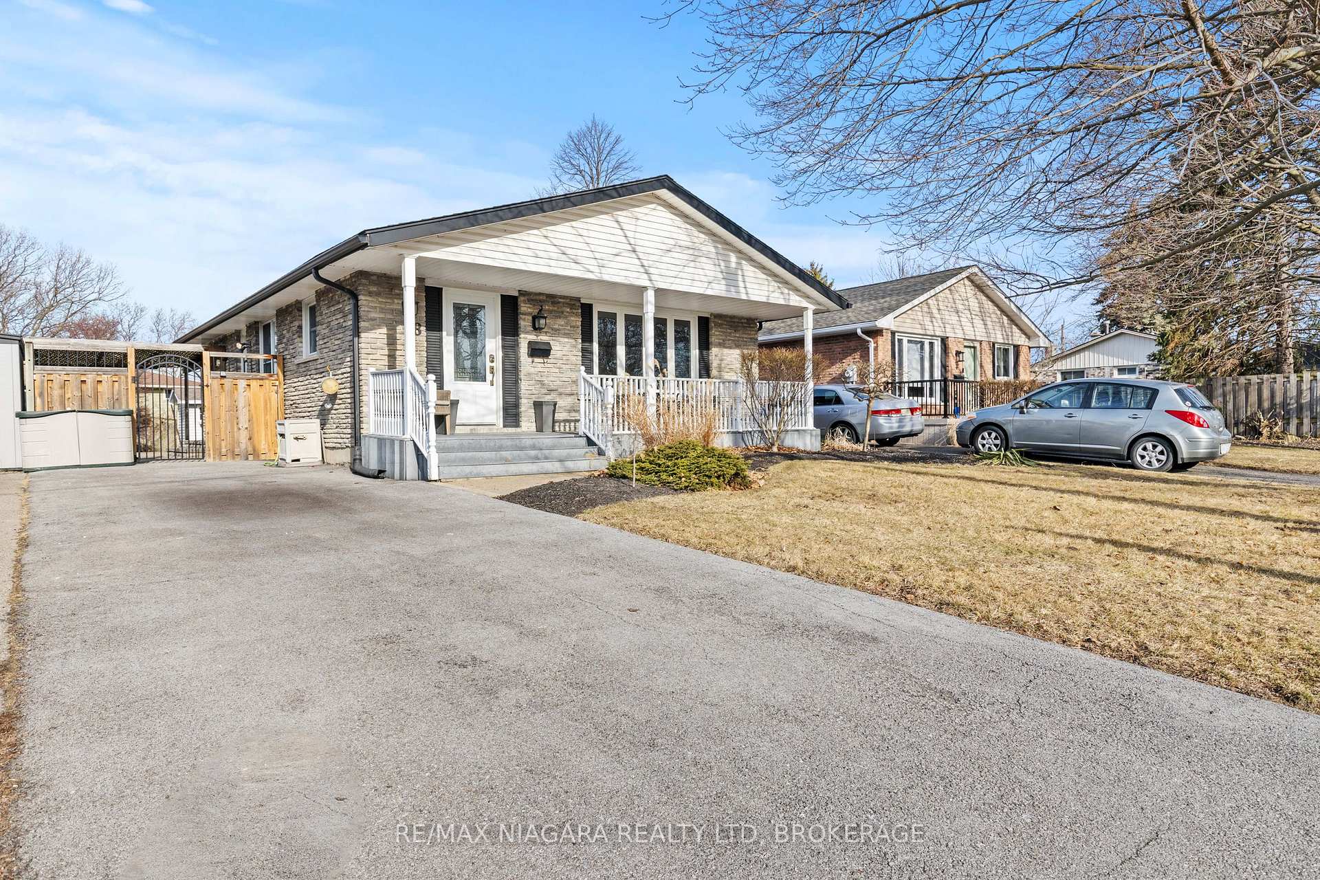 Photo 11 of 8 Carousel Circle, St. Catharines, Lakeport — HOMEH