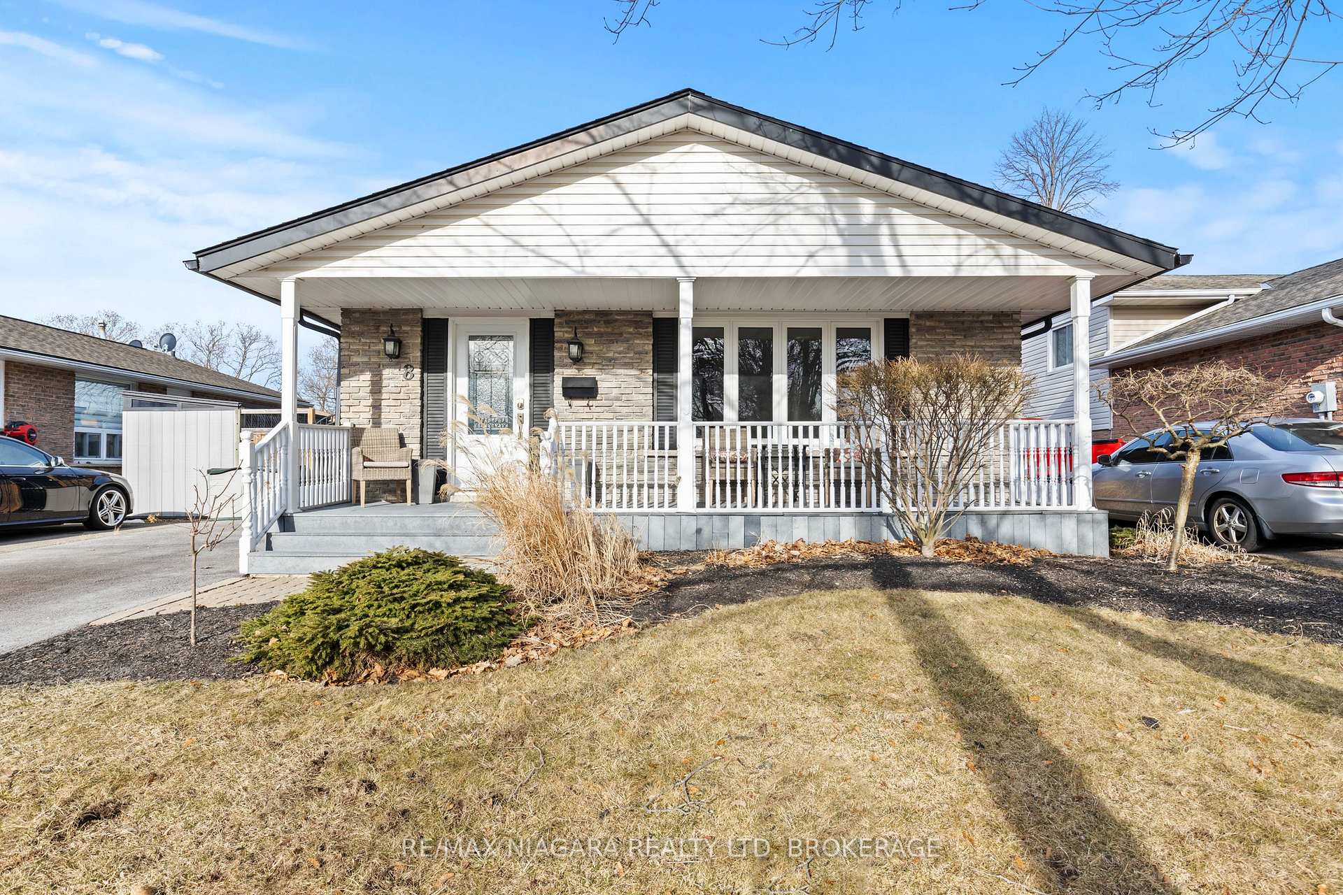 Photo 3 of 8 Carousel Circle, St. Catharines, Lakeport — HOMEH
