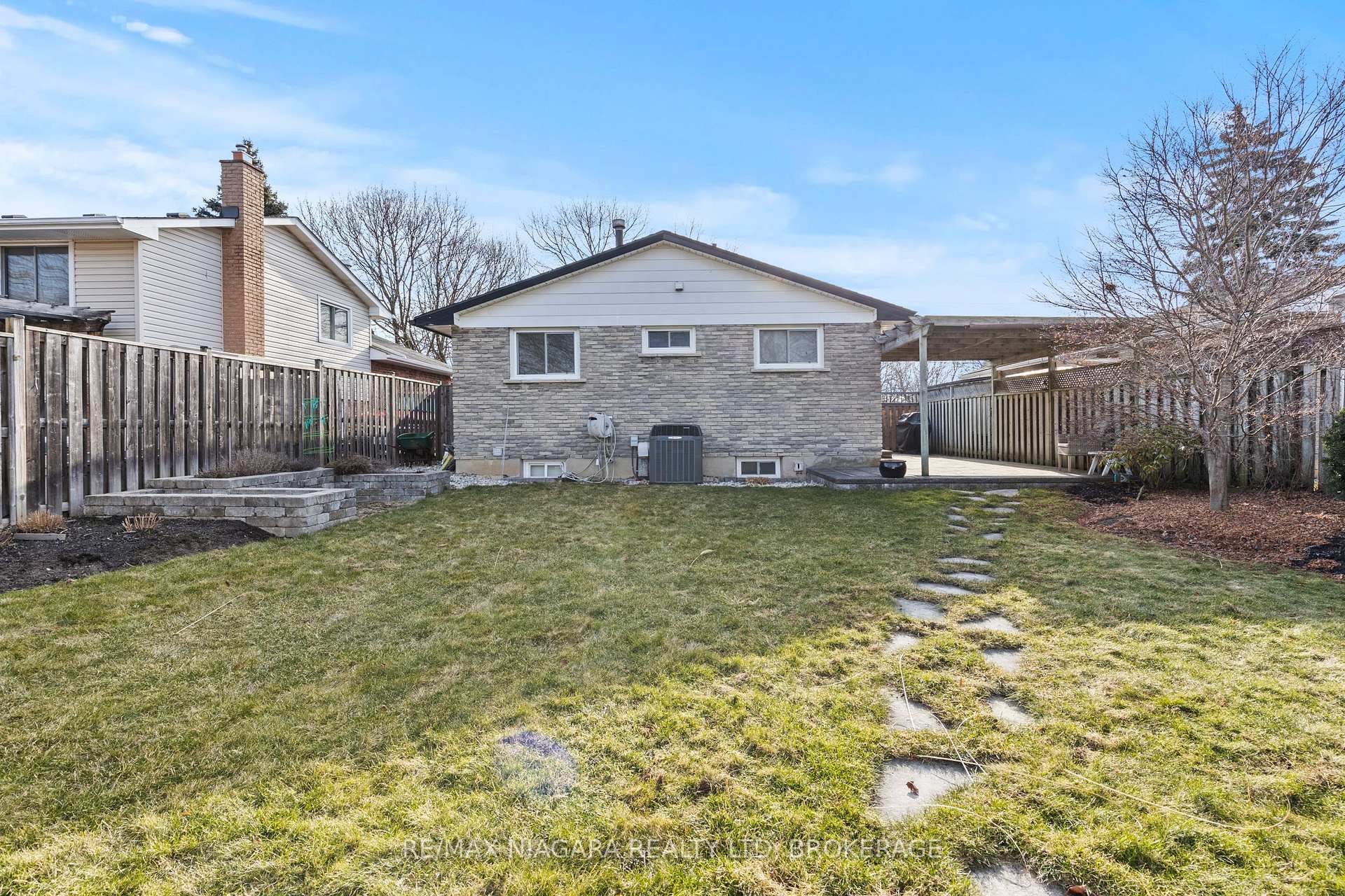 Photo 21 of 8 Carousel Circle, St. Catharines, Lakeport — HOMEH