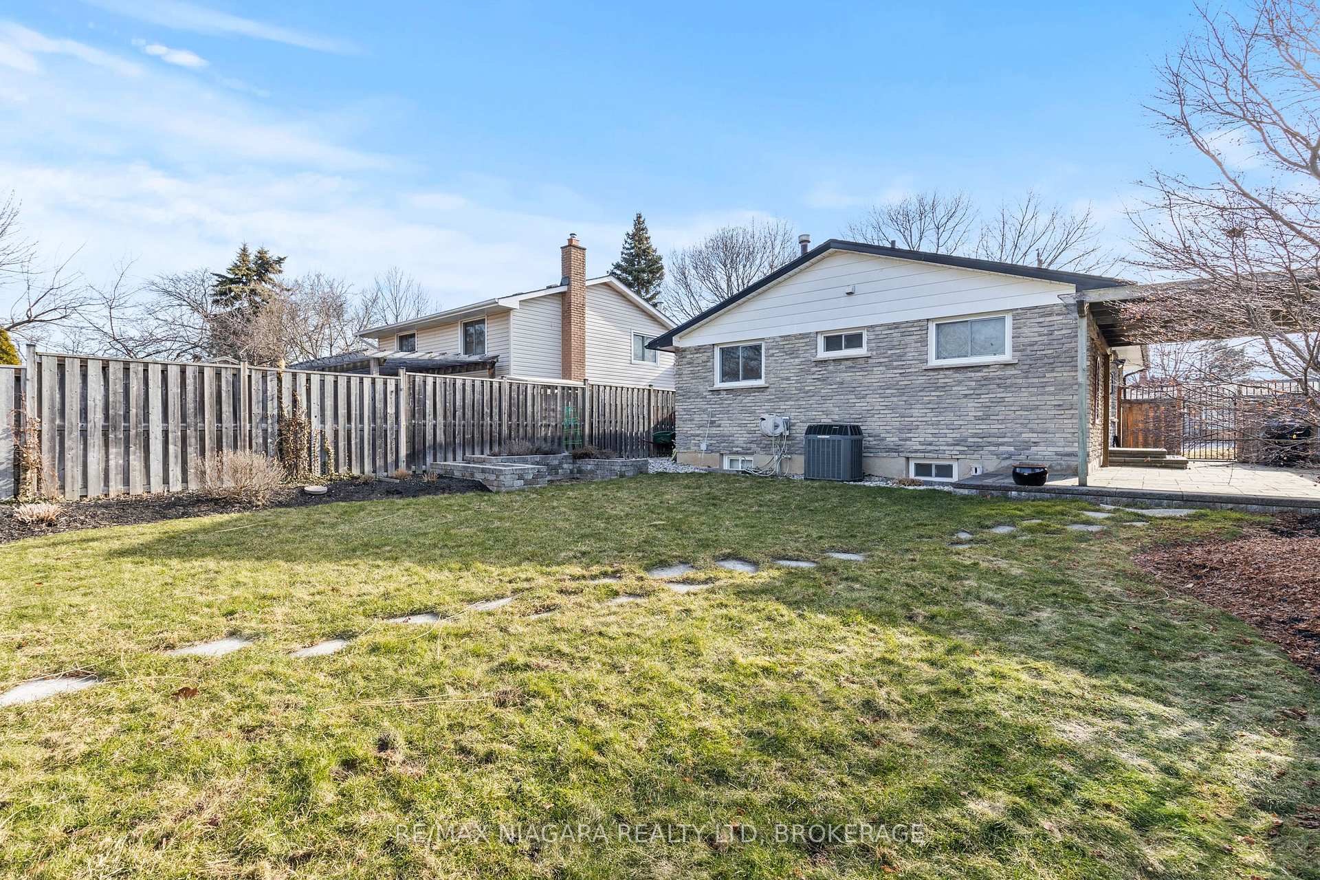 Photo 17 of 8 Carousel Circle, St. Catharines, Lakeport — HOMEH