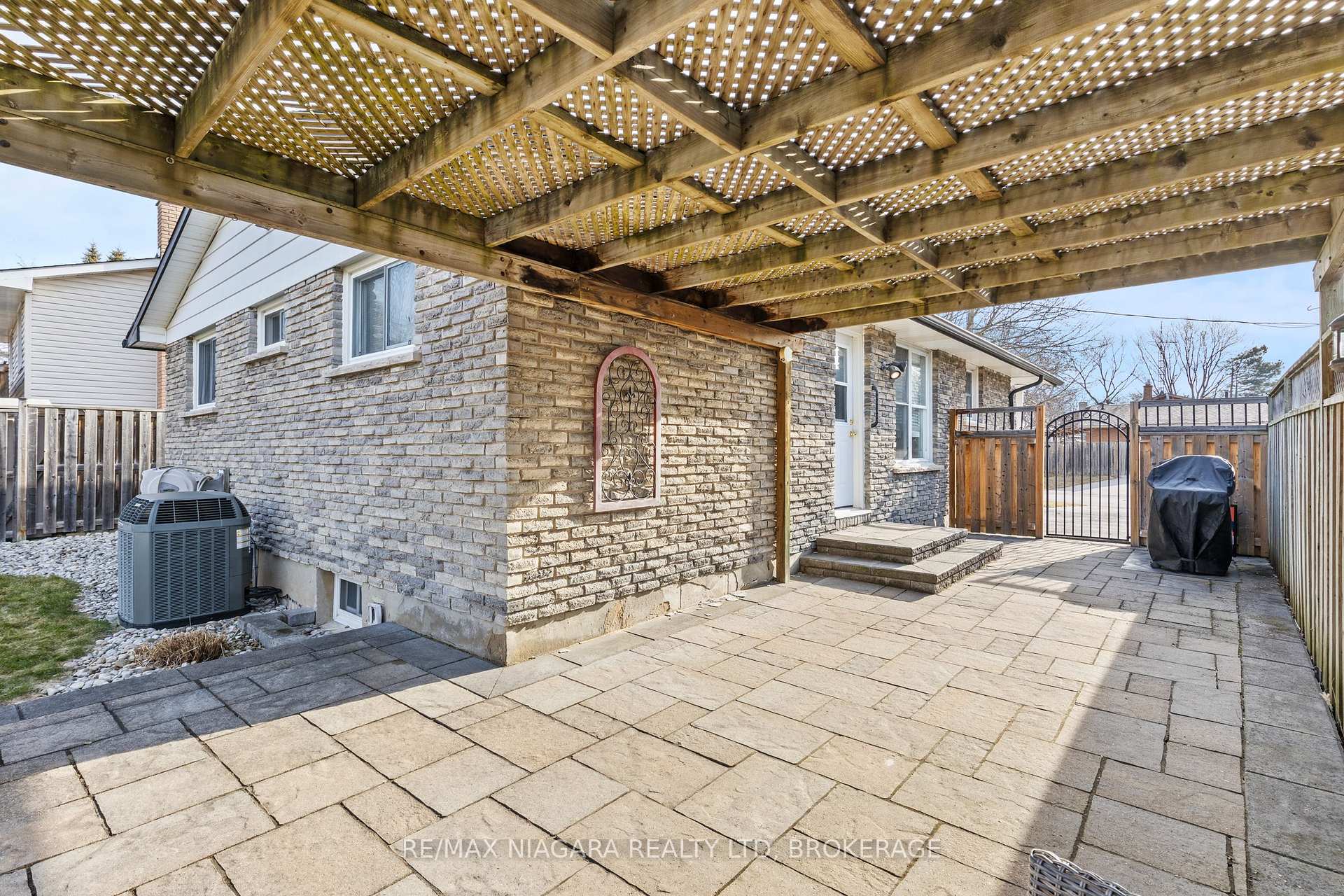 Photo 22 of 8 Carousel Circle, St. Catharines, Lakeport — HOMEH