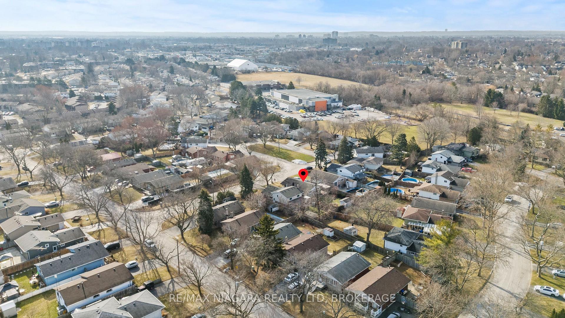 Photo 23 of 8 Carousel Circle, St. Catharines, Lakeport — HOMEH