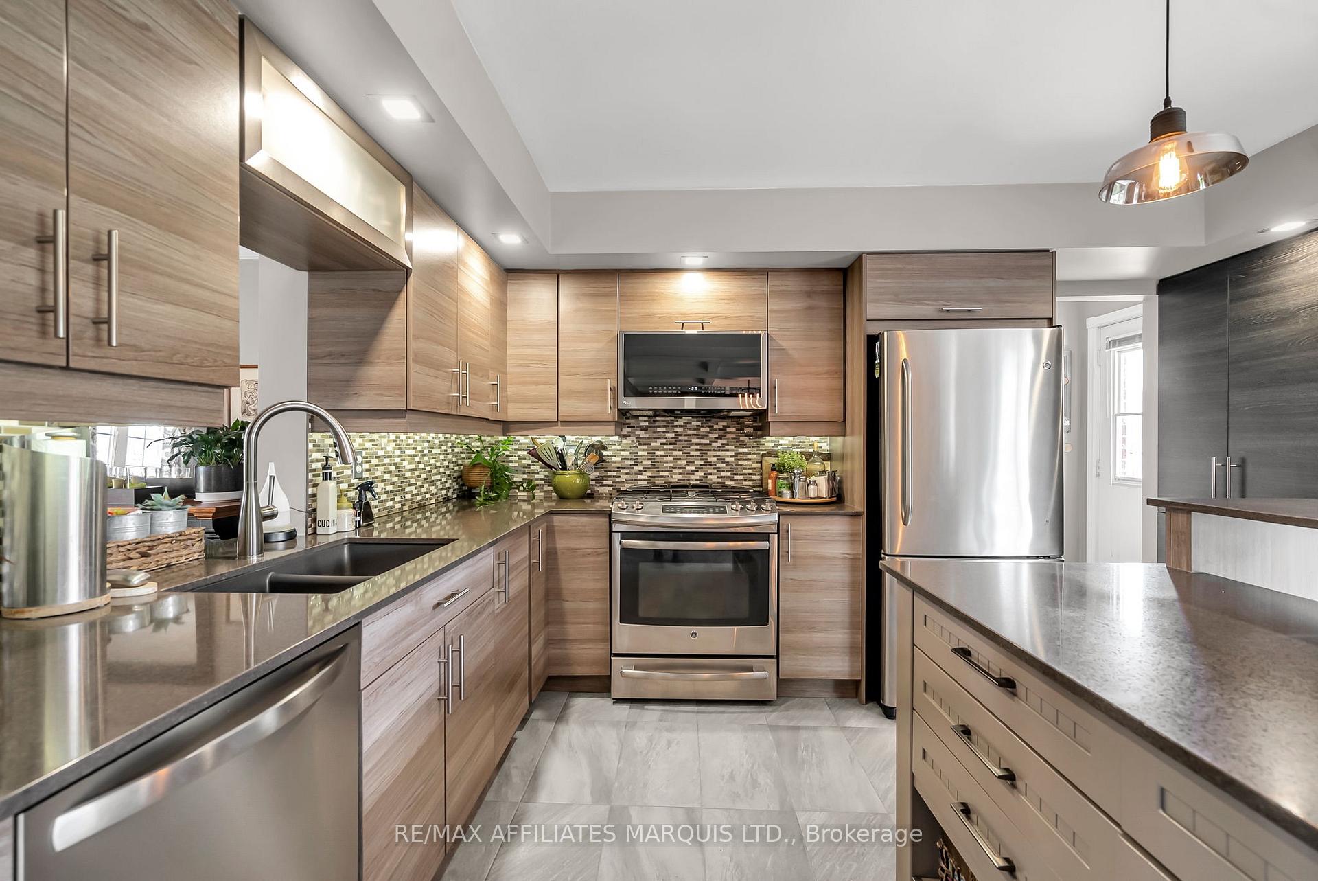 Photo 3 of 1932 Belvedere Crescent, Cornwall — HOMEH