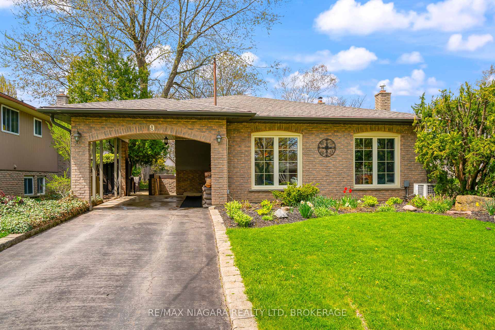 Photo 1 of 9 Shoreline Drive, St. Catharines, Lakeshore — HOMEH