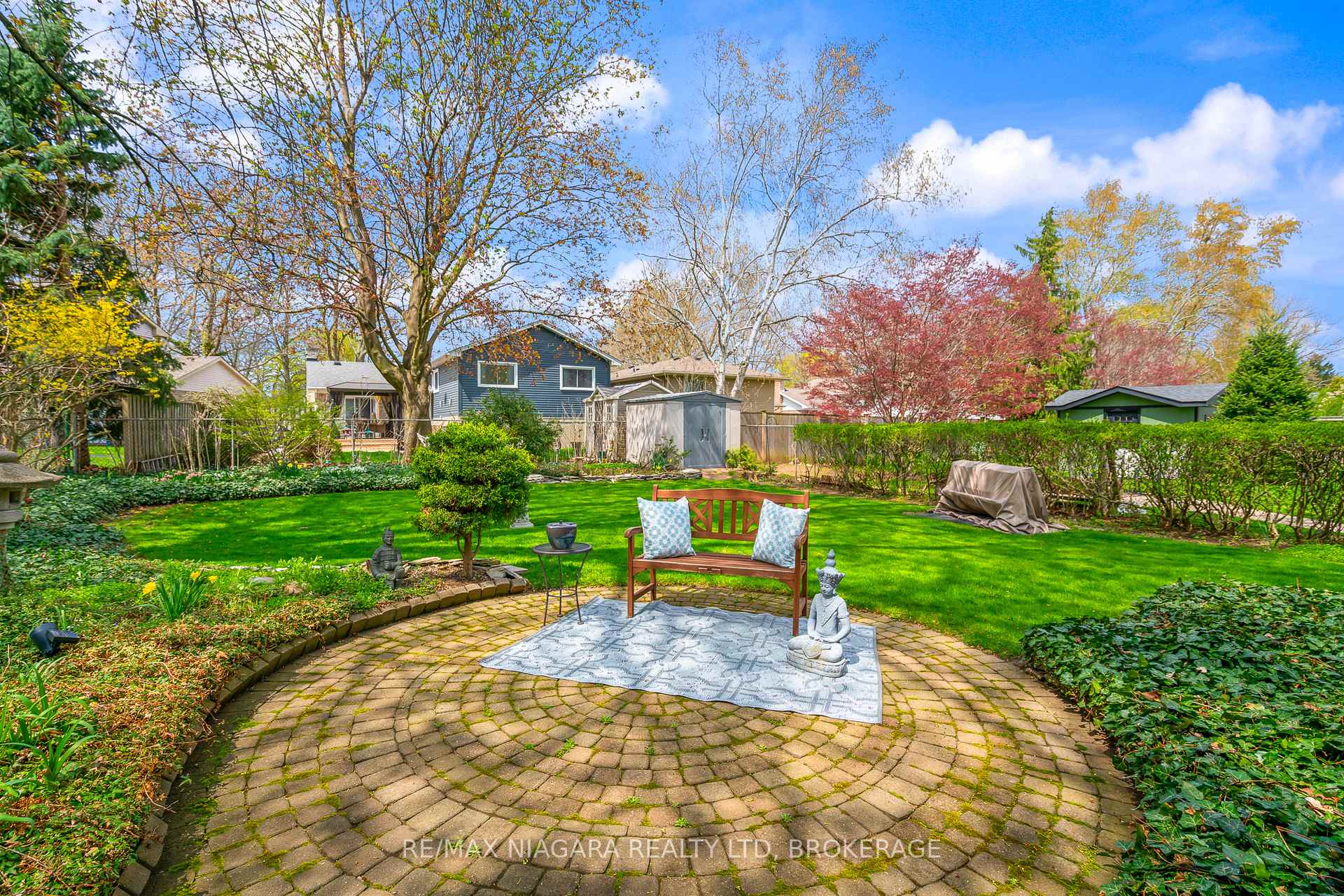 Photo 2 of 9 Shoreline Drive, St. Catharines, Lakeshore — HOMEH