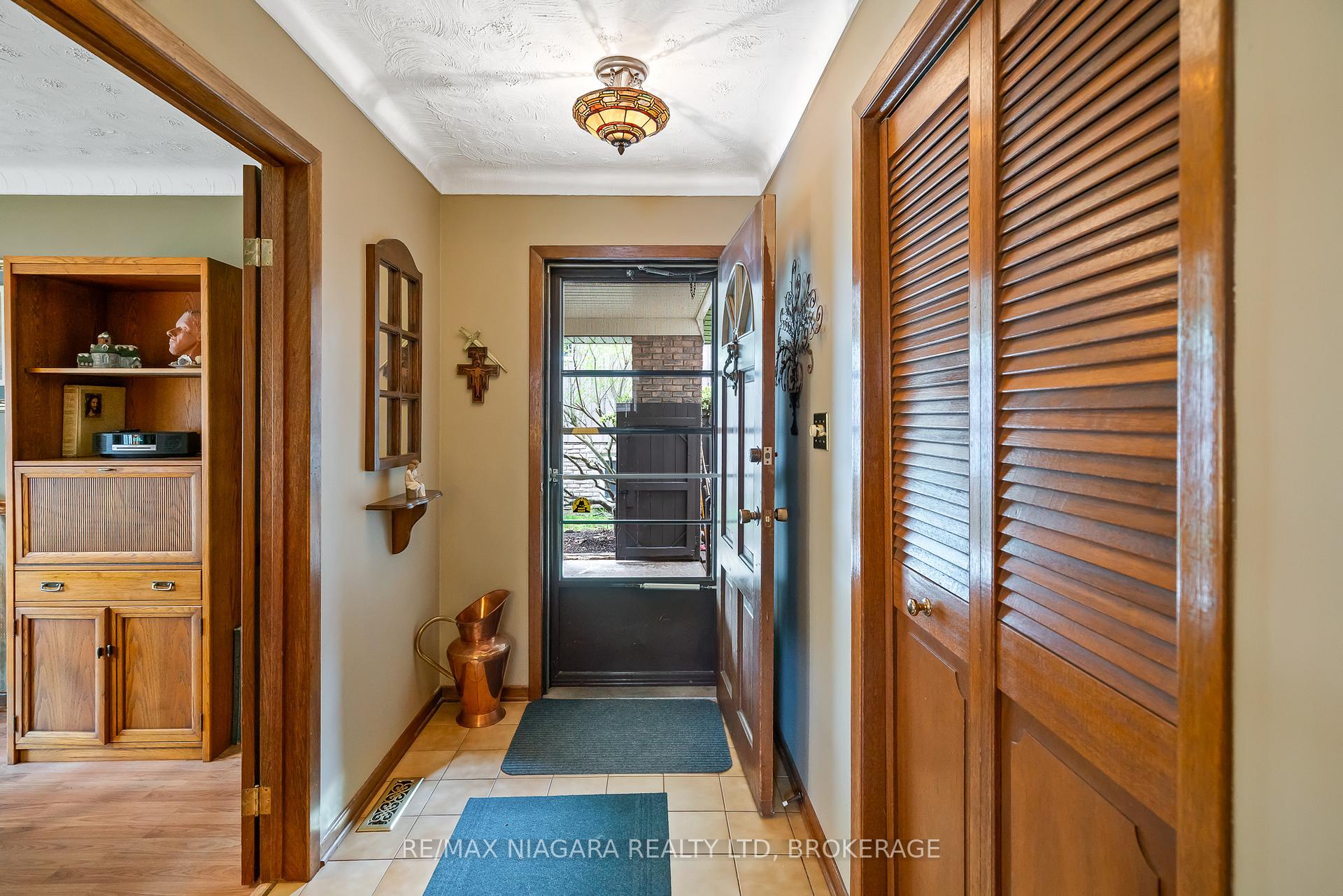 Photo 7 of 9 Shoreline Drive, St. Catharines, Lakeshore — HOMEH