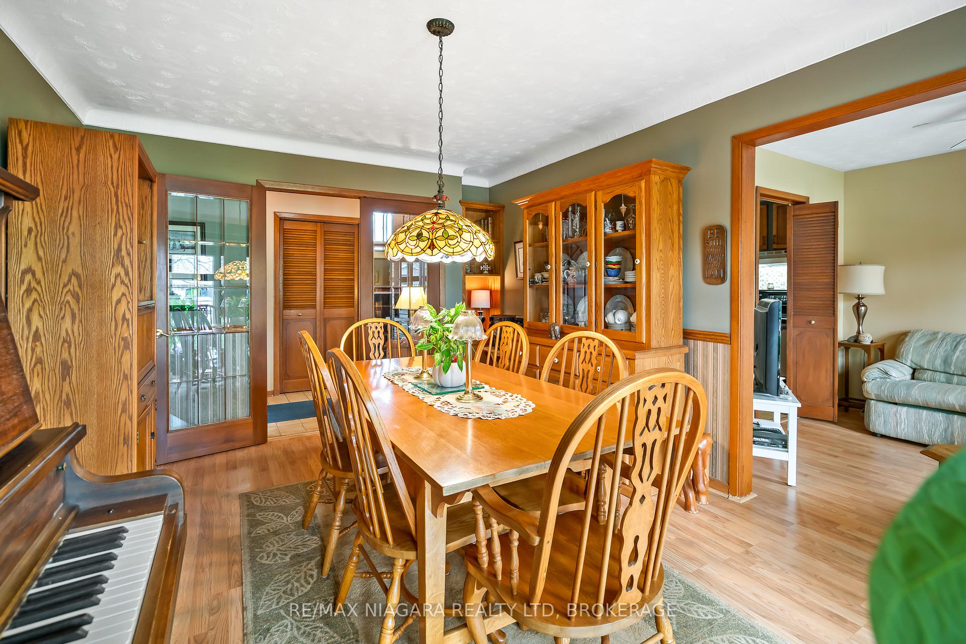 Photo 4 of 9 Shoreline Drive, St. Catharines, Lakeshore — HOMEH