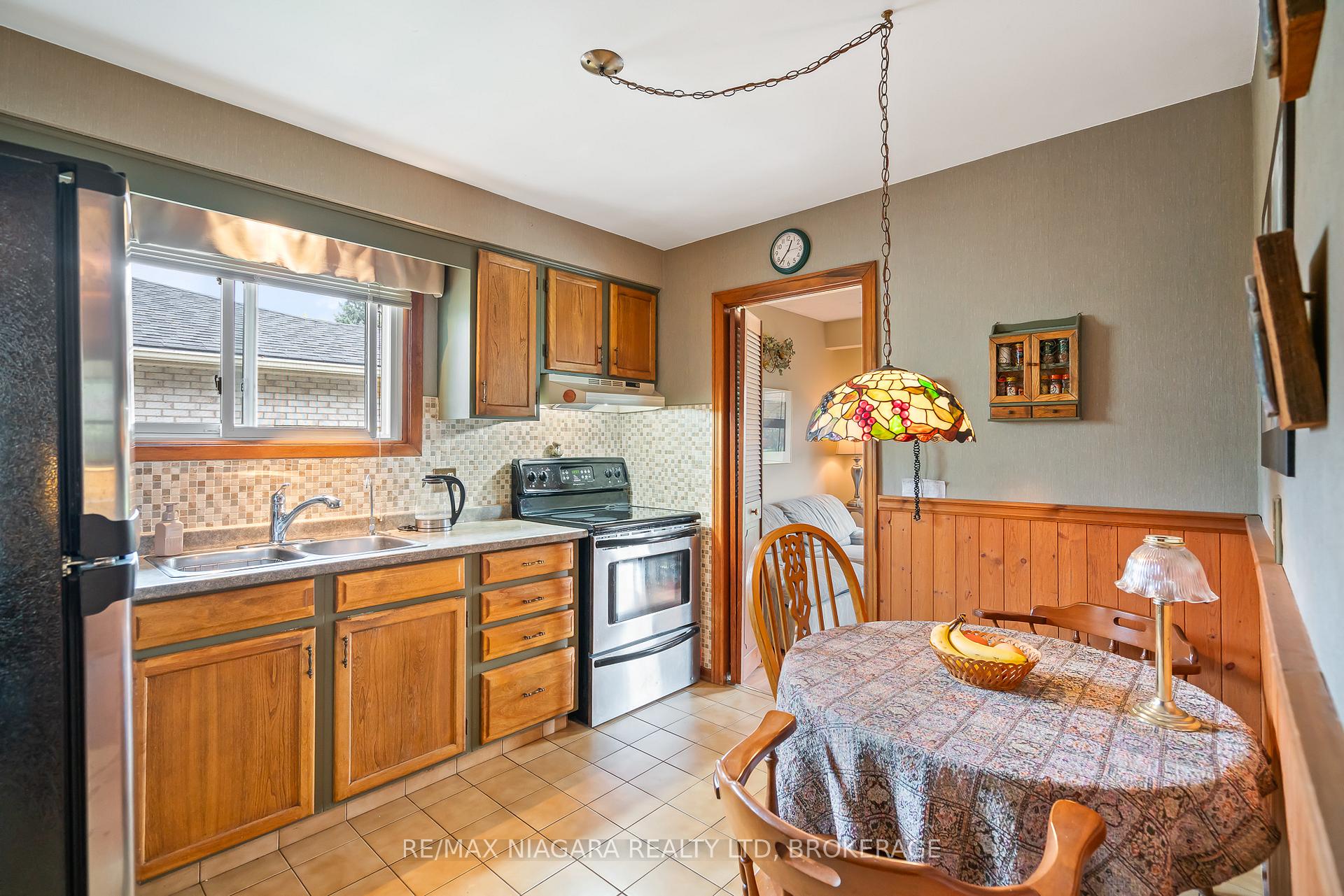 Photo 6 of 9 Shoreline Drive, St. Catharines, Lakeshore — HOMEH