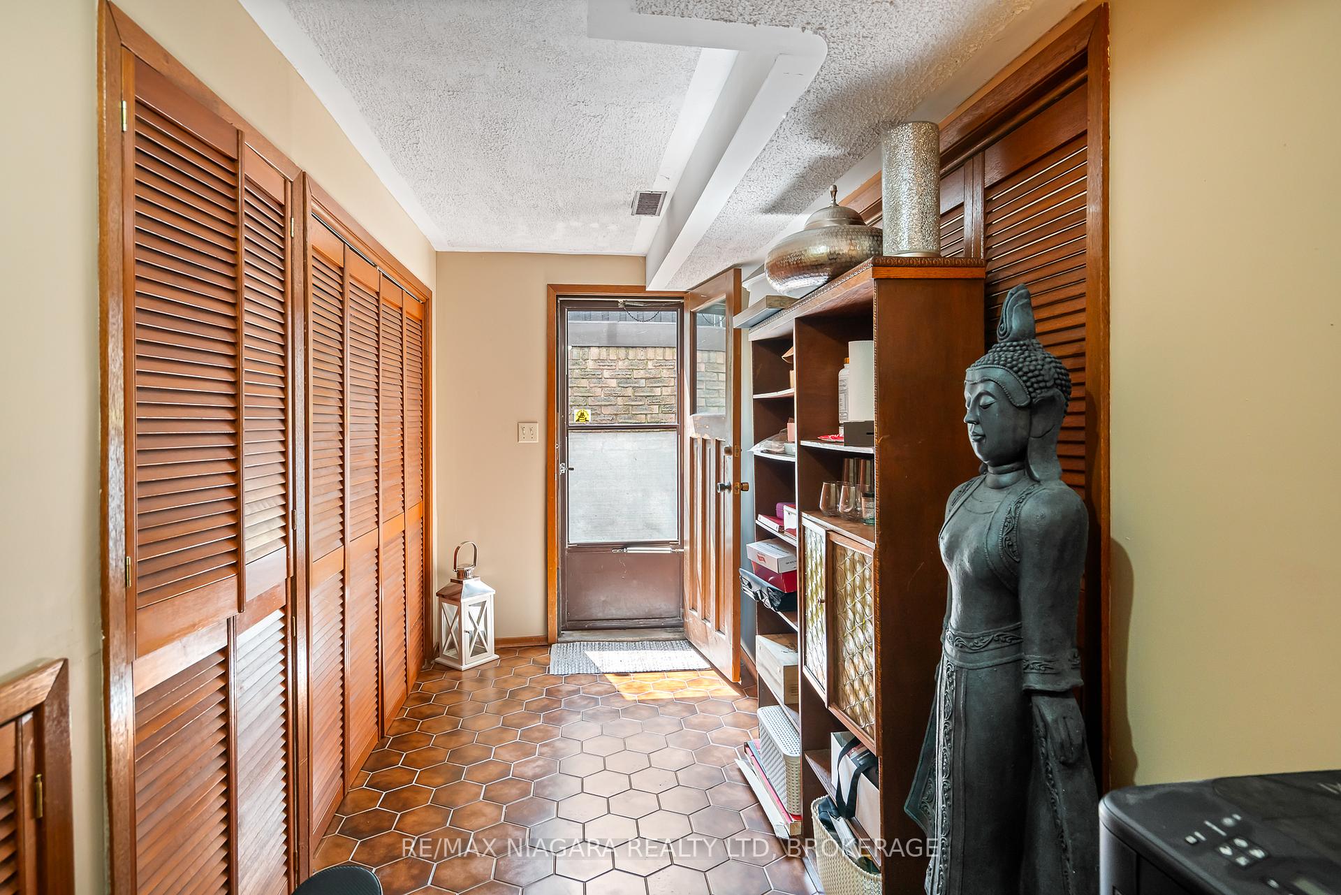 Photo 9 of 9 Shoreline Drive, St. Catharines, Lakeshore — HOMEH