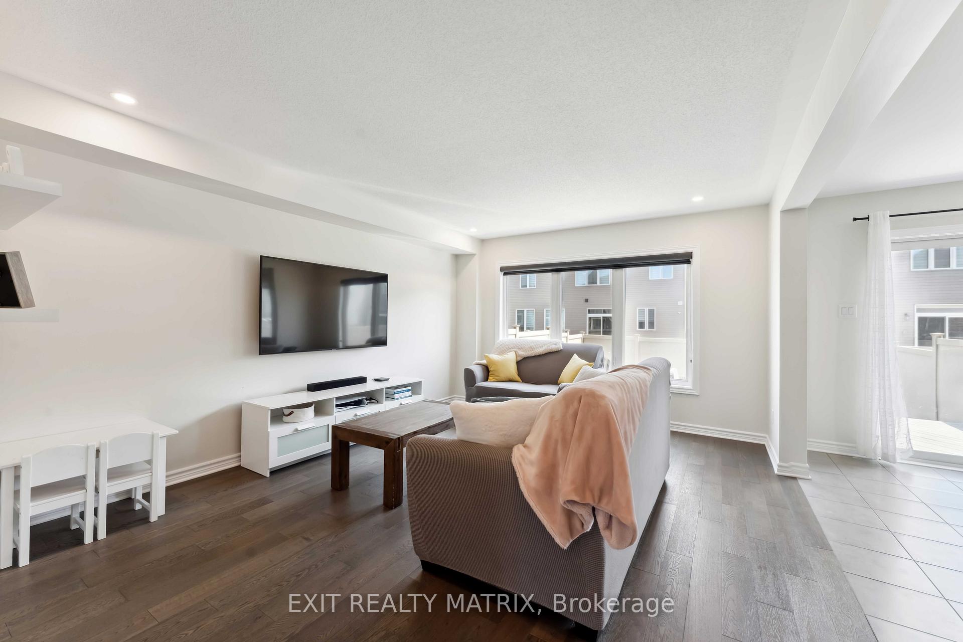 Photo 5 of 692 Decoeur Drive, Ottawa, Avalon West — HOMEH