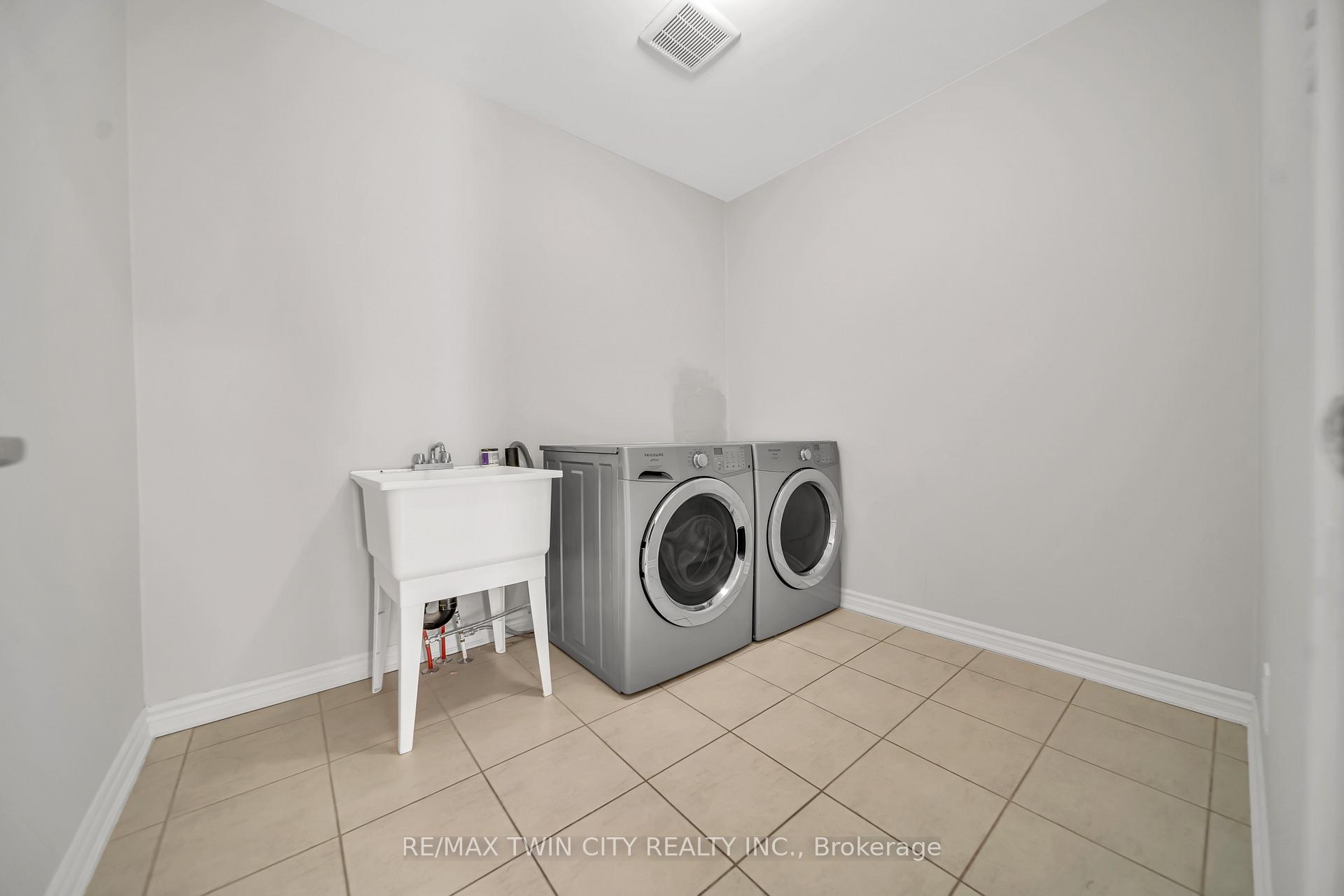 Photo 3 of 252 Shady Glen Crescent, Kitchener, Rosenburg — HOMEH