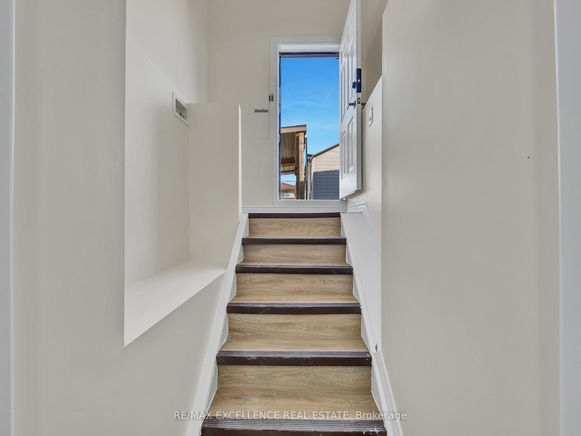 Photo 23 of 261 Cameron Avenue, Windsor — HOMEH