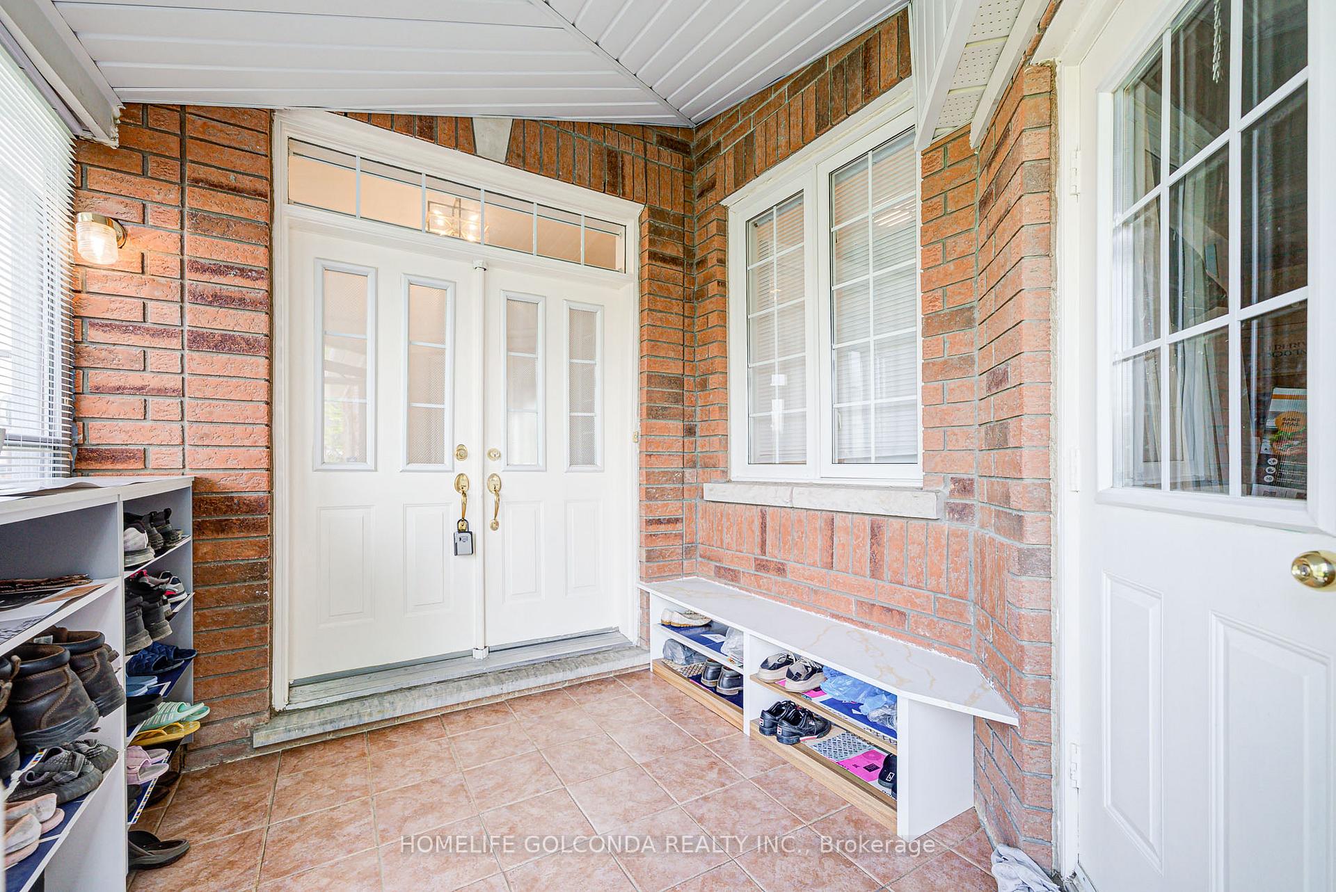 Photo 3 of 2 Eastpine Drive, Markham, Milliken Mills West — HOMEH