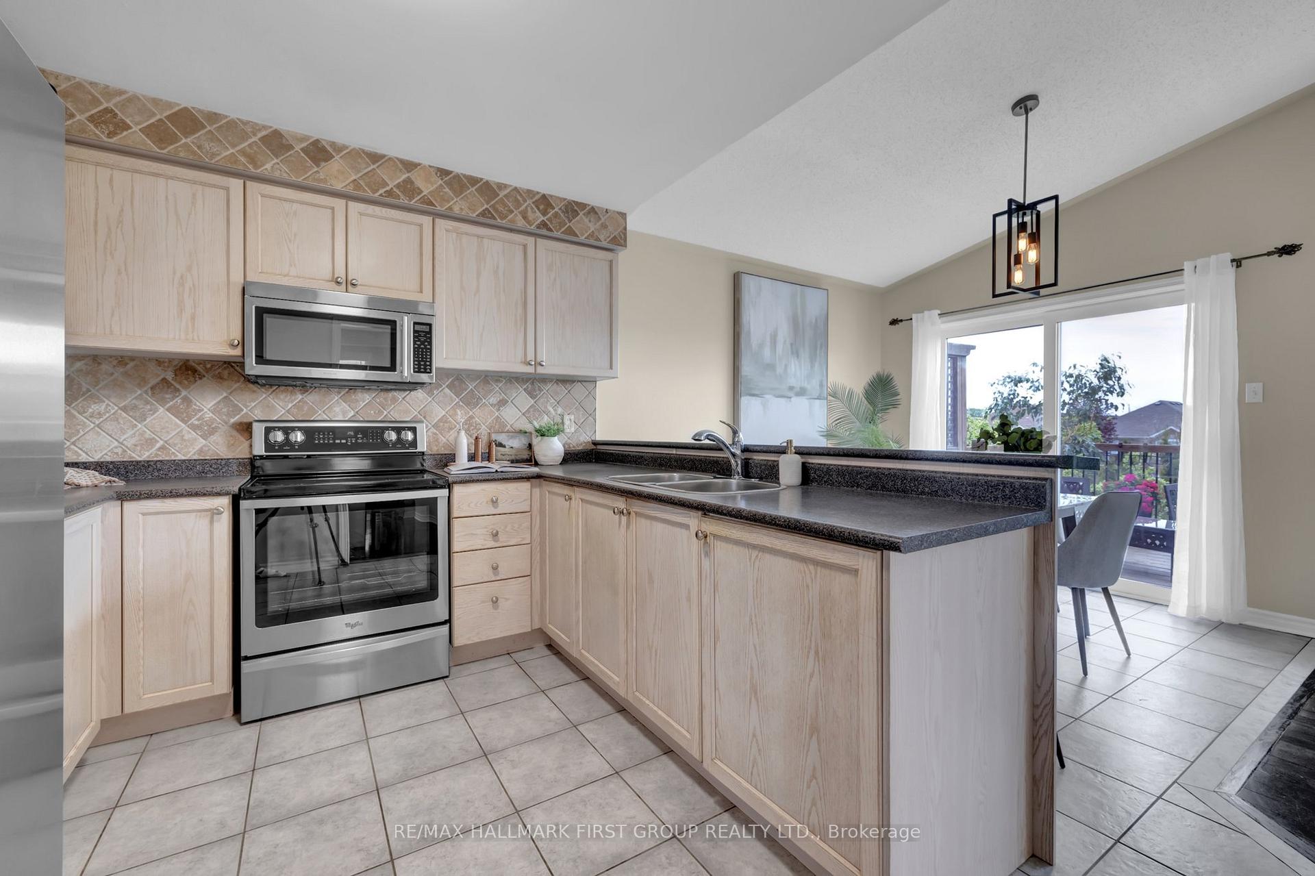 Photo 8 of 1688 Whitestone Drive, Oshawa, Samac — HOMEH