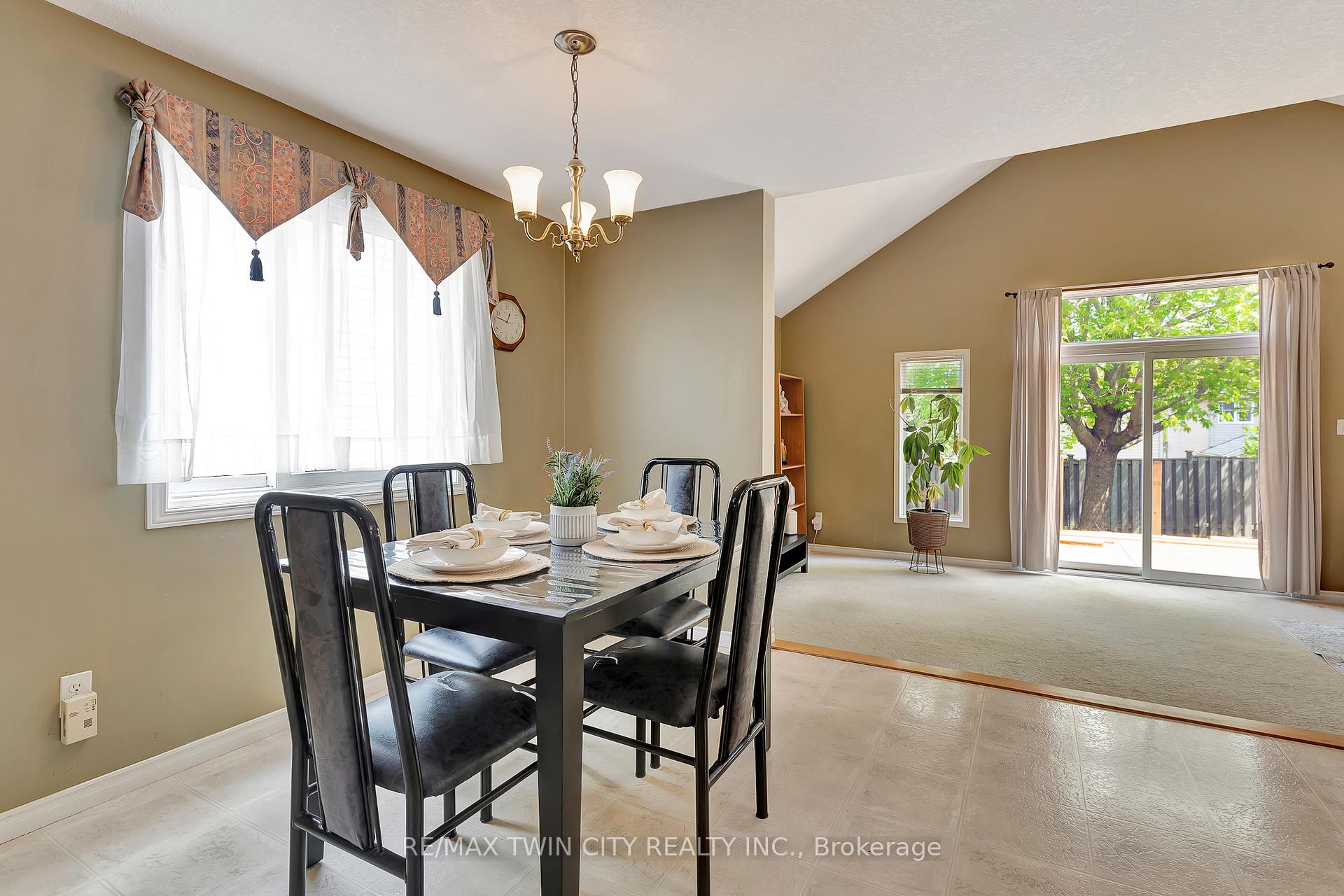 Photo 4 of 941 Atlantic Boulevard, Waterloo — HOMEH