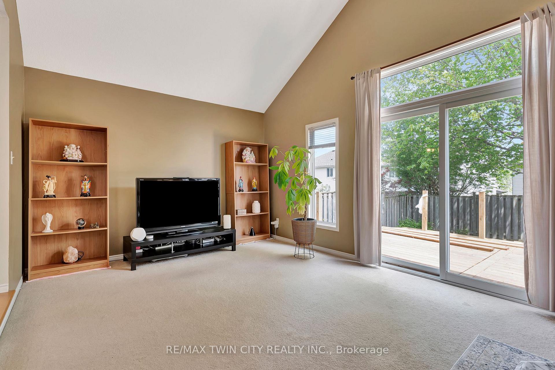 Photo 15 of 941 Atlantic Boulevard, Waterloo — HOMEH