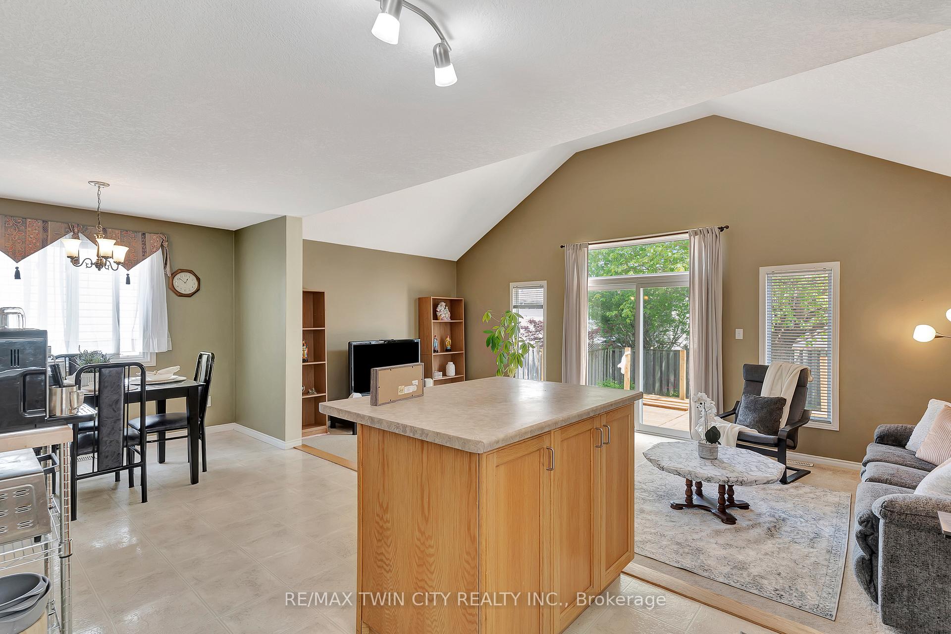 Photo 27 of 941 Atlantic Boulevard, Waterloo — HOMEH