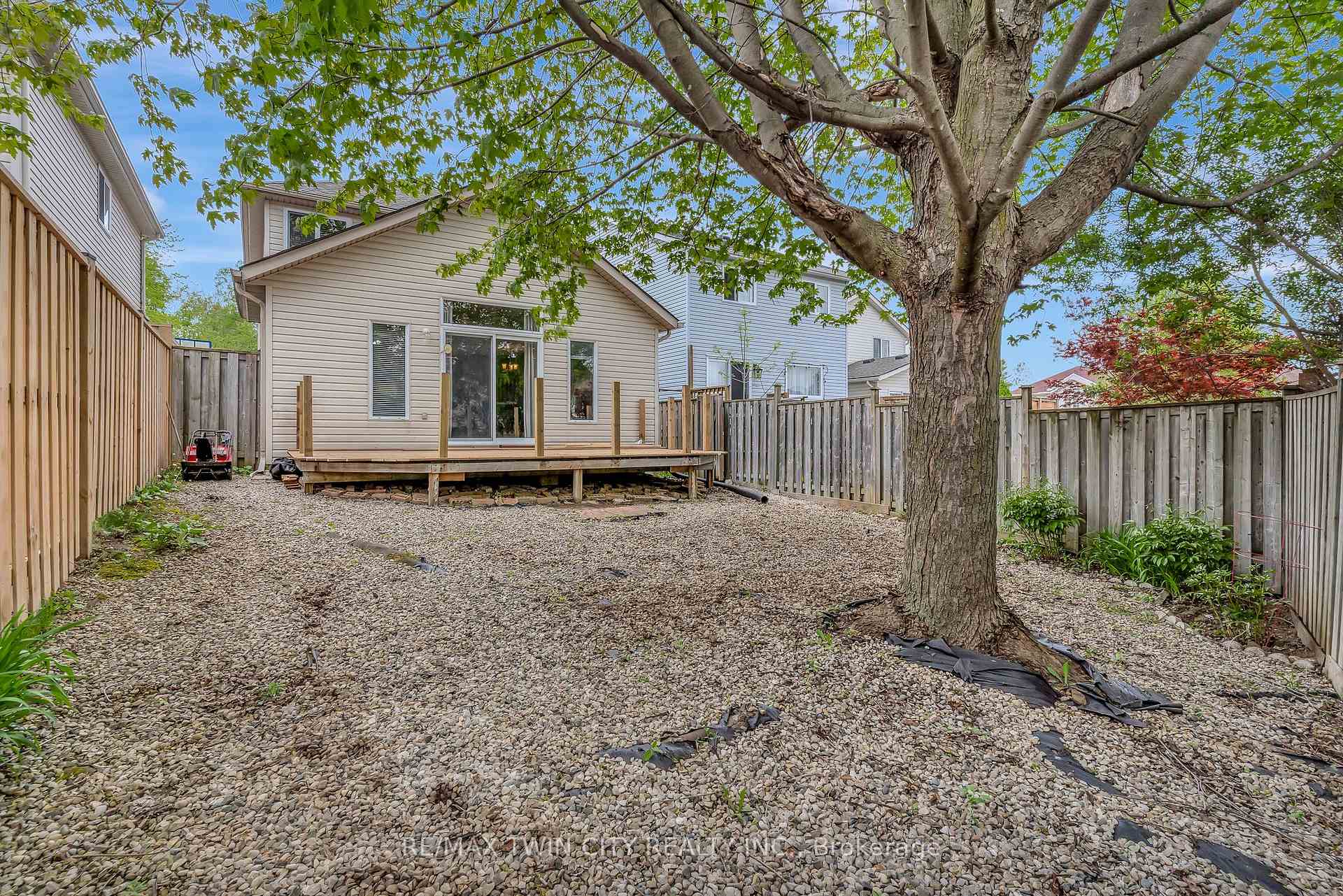Photo 32 of 941 Atlantic Boulevard, Waterloo — HOMEH