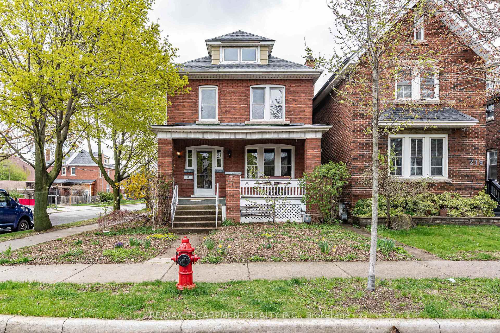Front of 215 London Street S