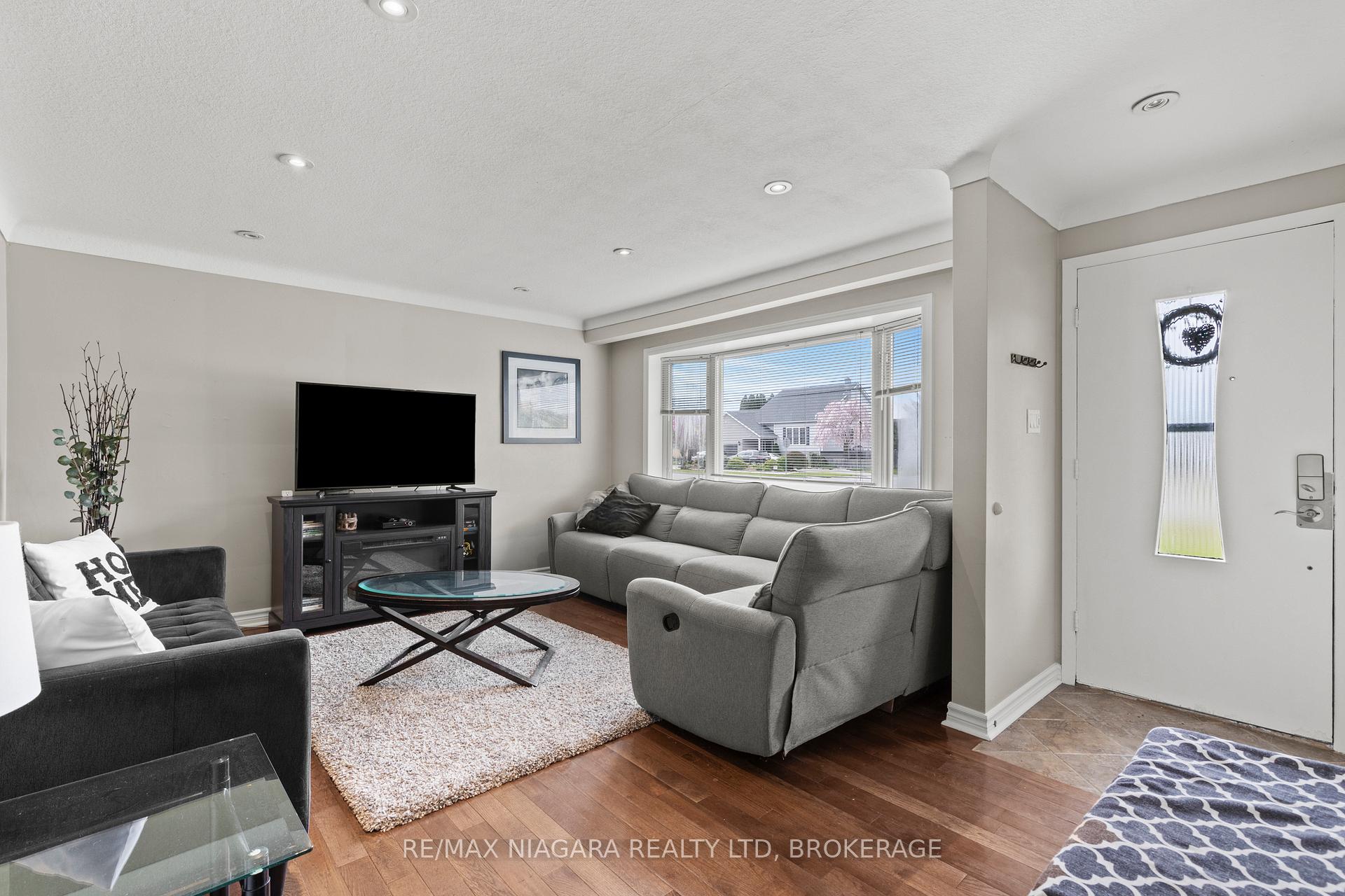 Photo 3 of 234 Lakeshore Road, St. Catharines, Vine/Linwell — HOMEH