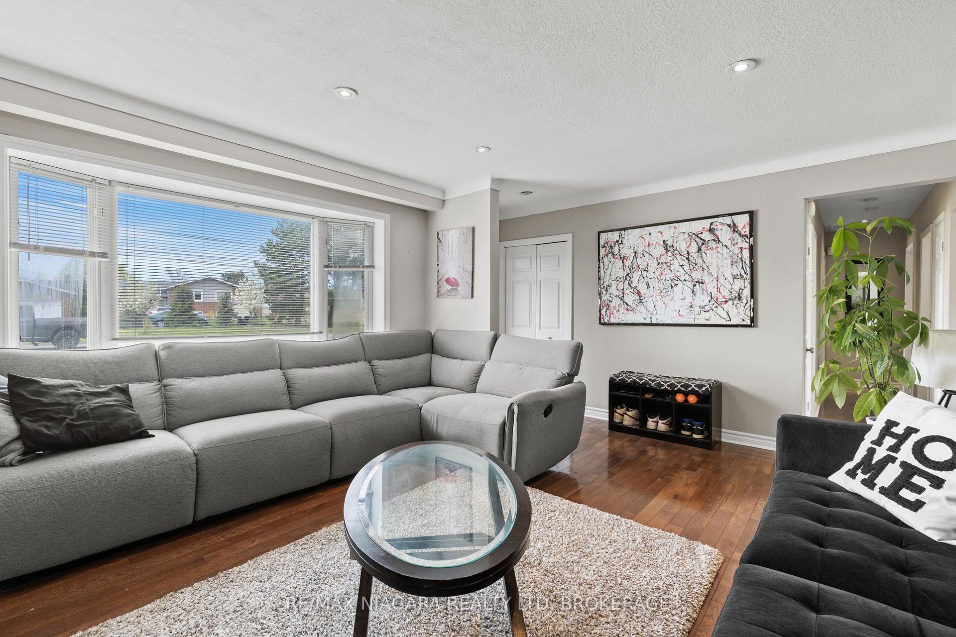 Photo 4 of 234 Lakeshore Road, St. Catharines, Vine/Linwell — HOMEH