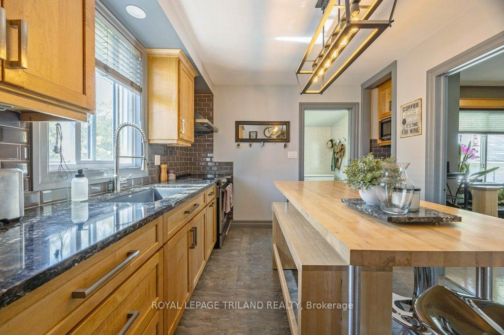Photo 9 of 9713 Sunset Drive, St. Thomas — HOMEH