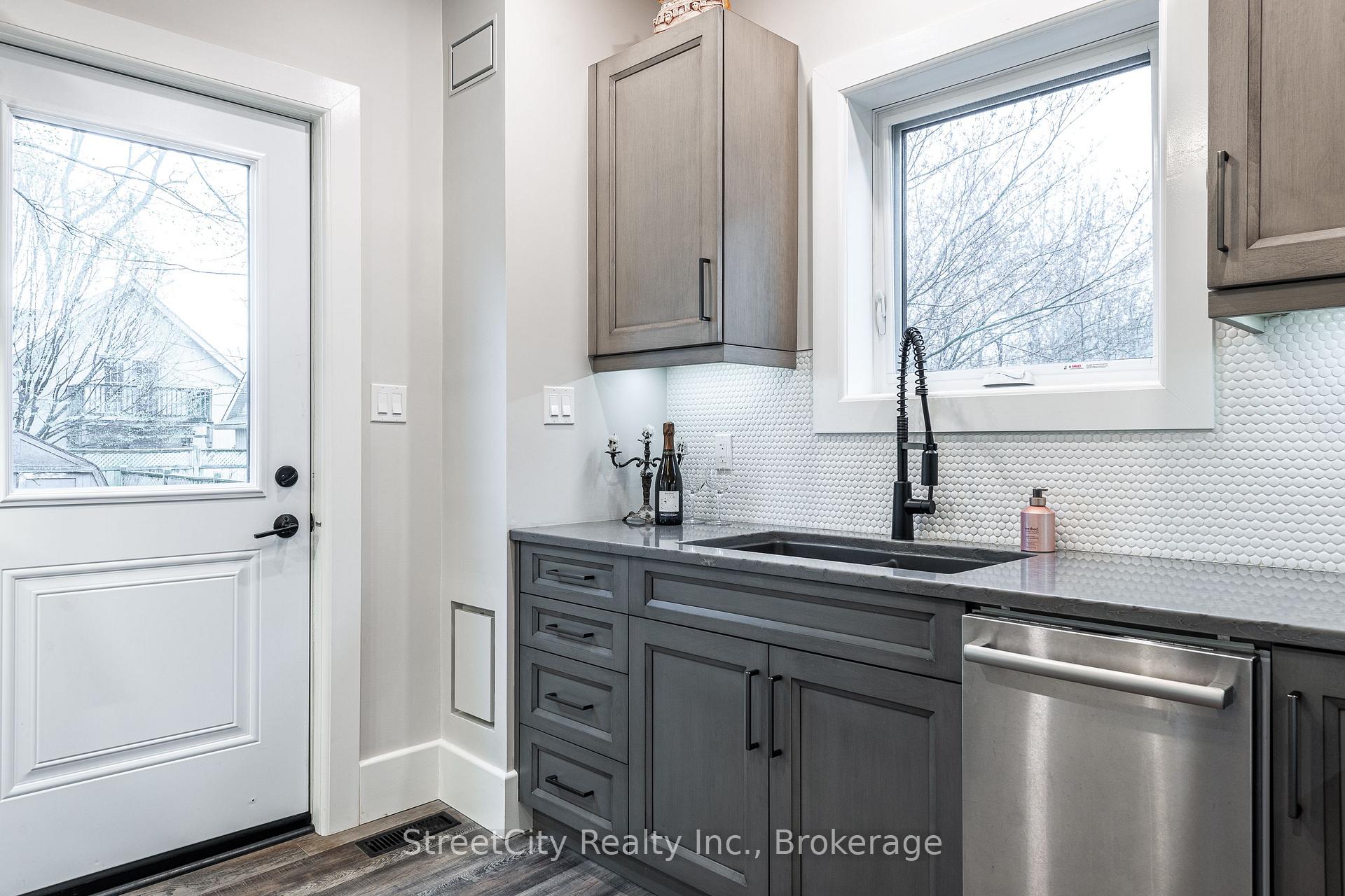 Photo 15 of 211 Albert Street, Stratford — HOMEH