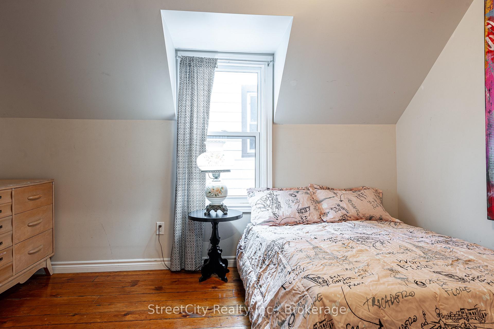 Photo 21 of 211 Albert Street, Stratford — HOMEH