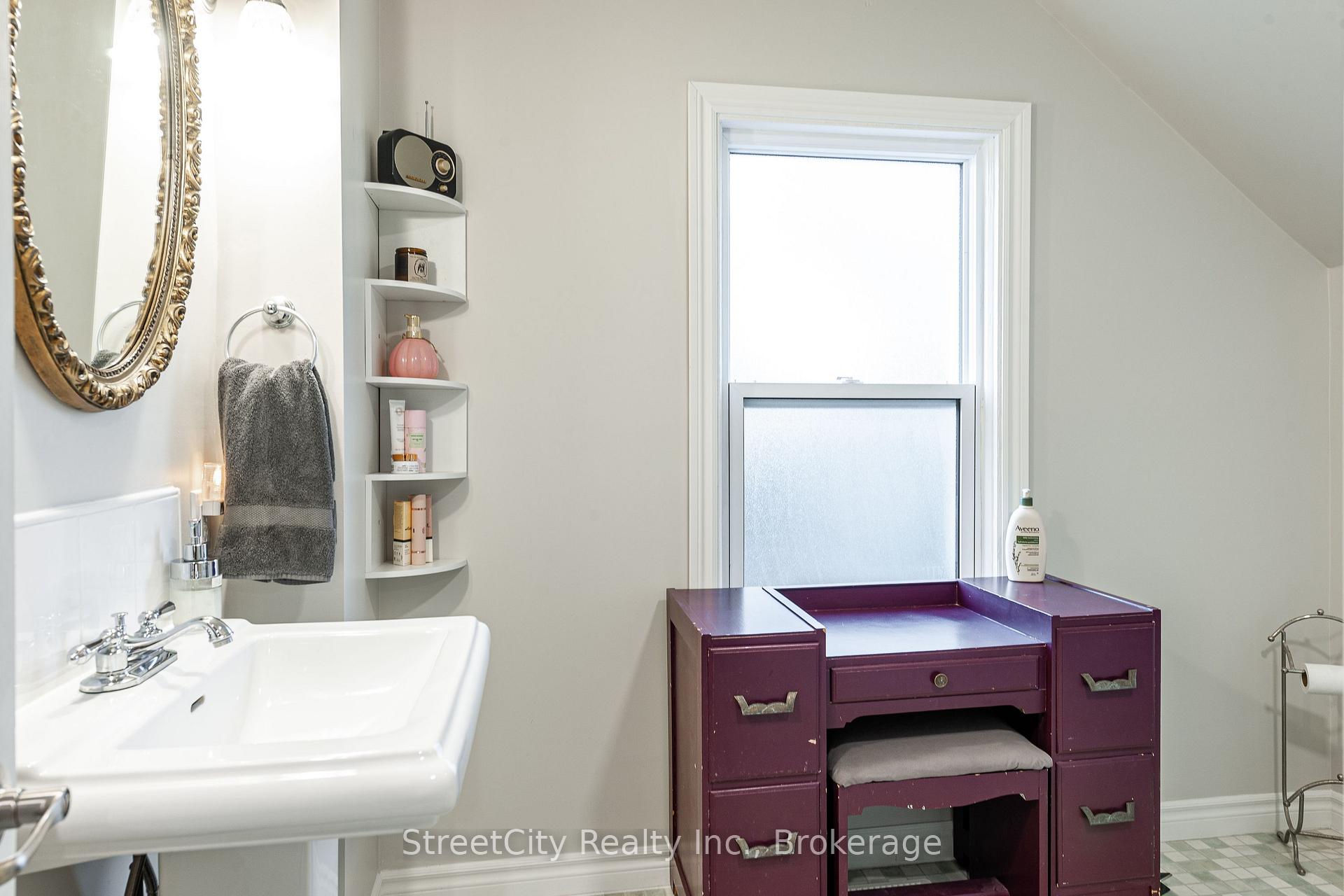 Photo 28 of 211 Albert Street, Stratford — HOMEH