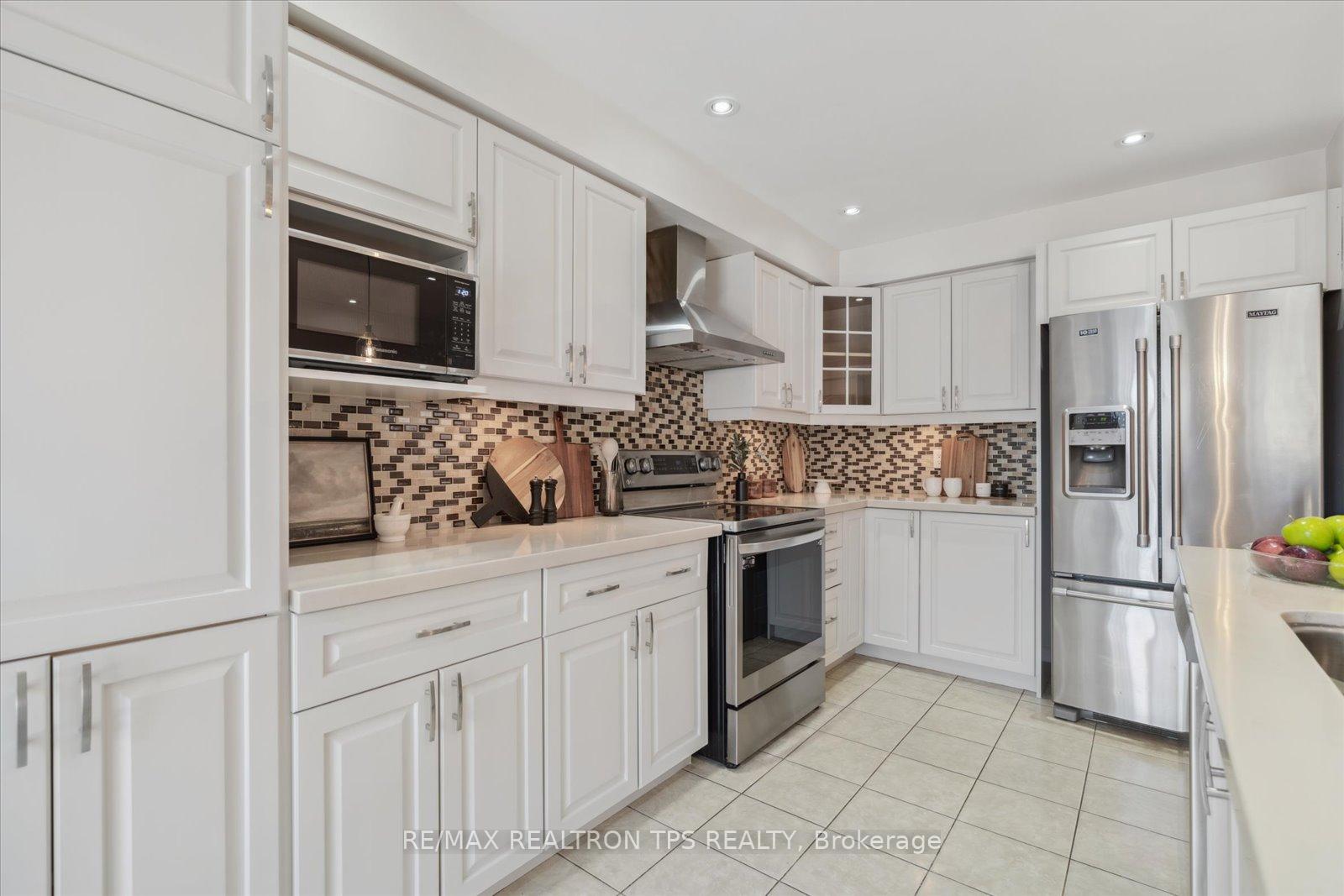 Photo 4 of 11 Jays Drive, Whitby, Williamsburg — HOMEH