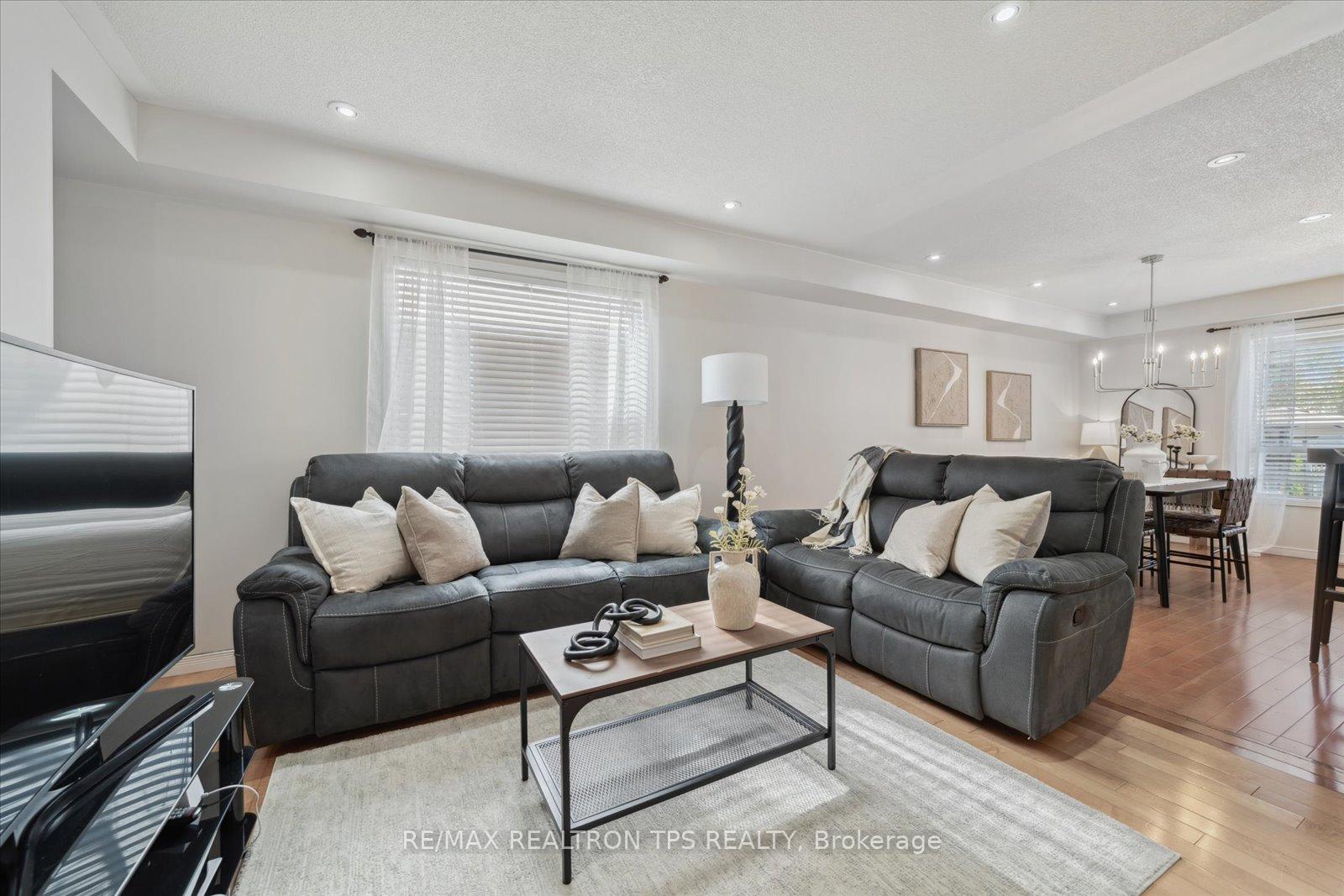 Photo 7 of 11 Jays Drive, Whitby, Williamsburg — HOMEH