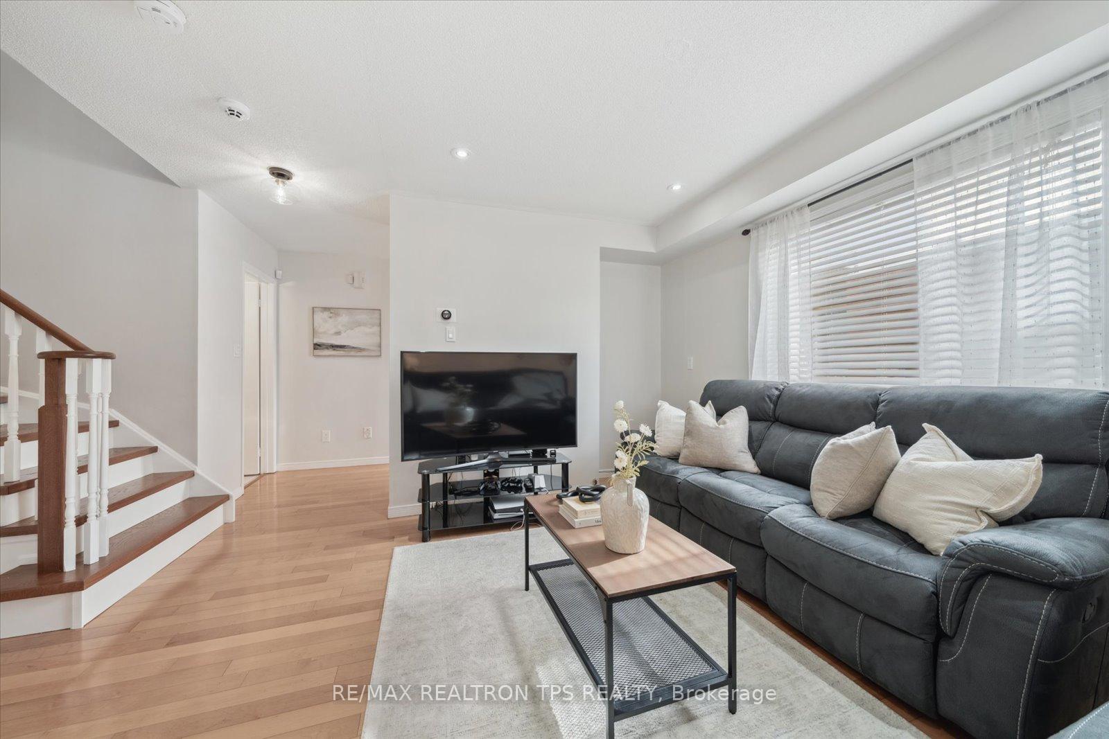 Photo 8 of 11 Jays Drive, Whitby, Williamsburg — HOMEH