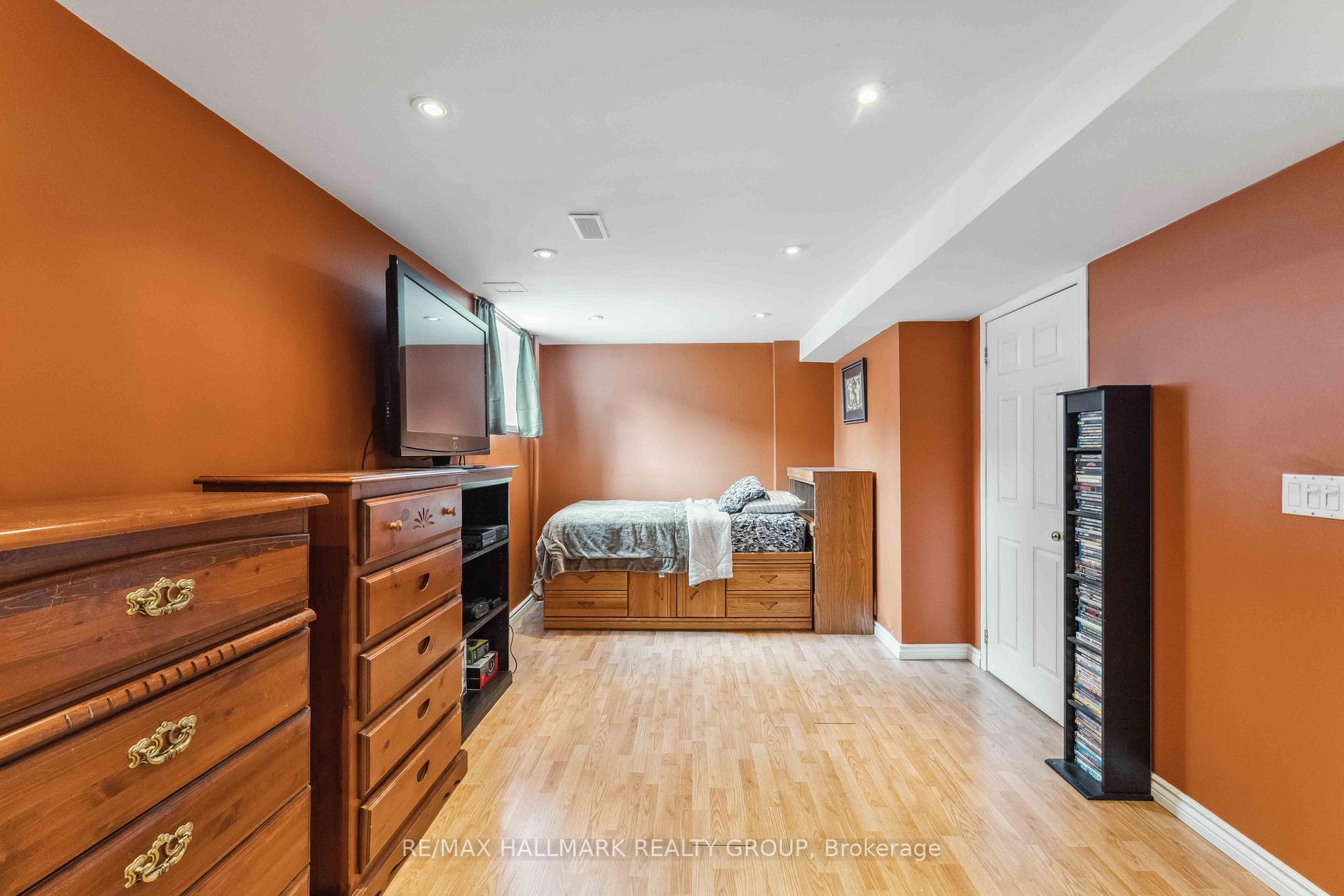 Photo 14 of 1465 Michaelsem Street, Ottawa, Chateauneuf — HOMEH