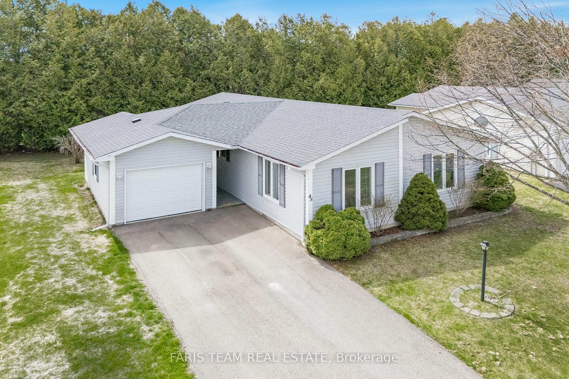 Photo 4 of 45 St James Place, Wasaga Beach — HOMEH