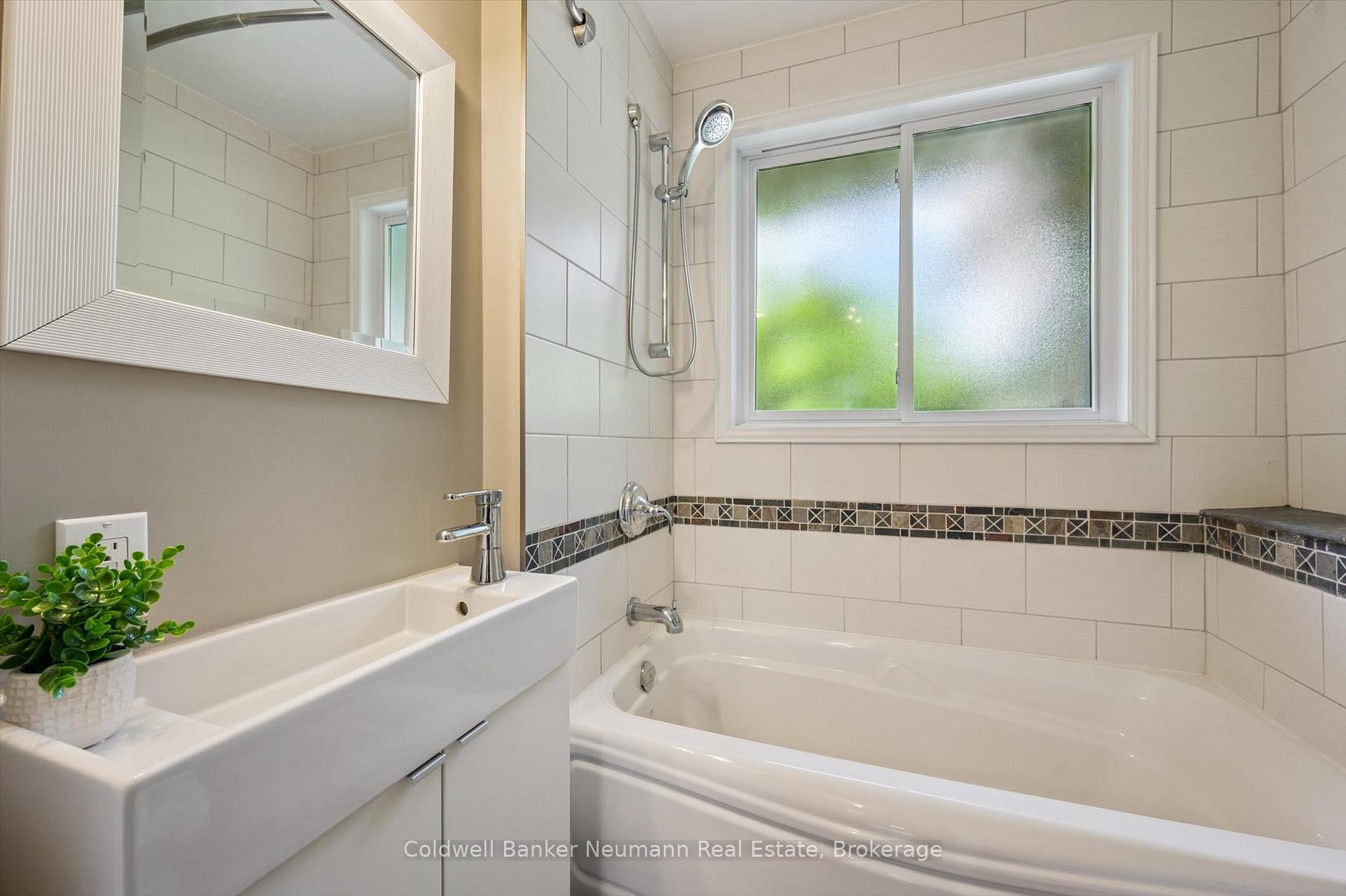 Photo 24 of 30 Maple Street, Guelph, Dovercliffe Park/Old University — HOMEH