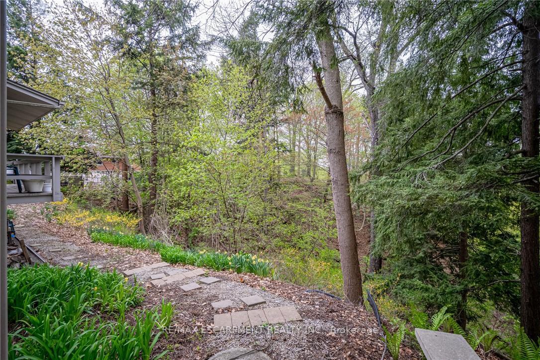 Photo 4 of 5 Normandy Place, Hamilton, Dundas — HOMEH