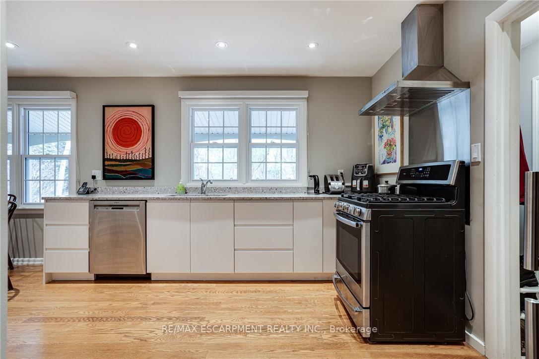 Photo 10 of 5 Normandy Place, Hamilton, Dundas — HOMEH
