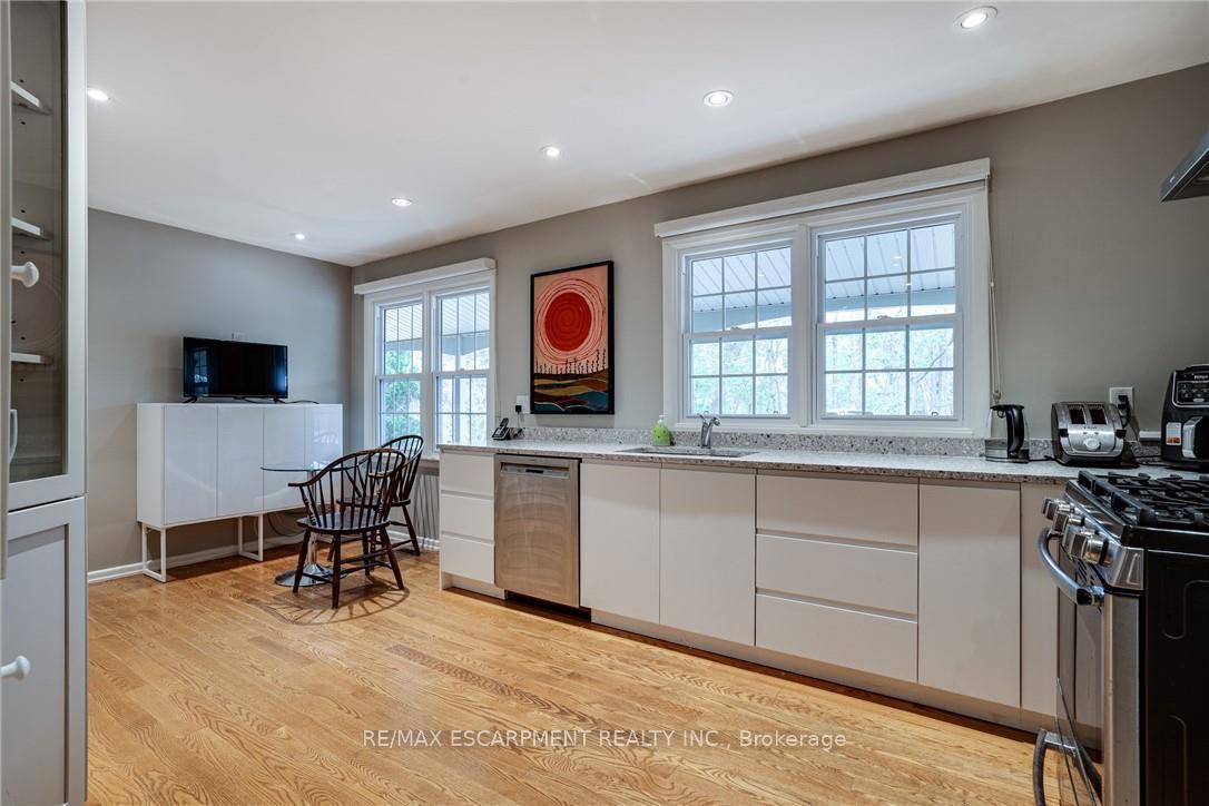 Photo 9 of 5 Normandy Place, Hamilton, Dundas — HOMEH